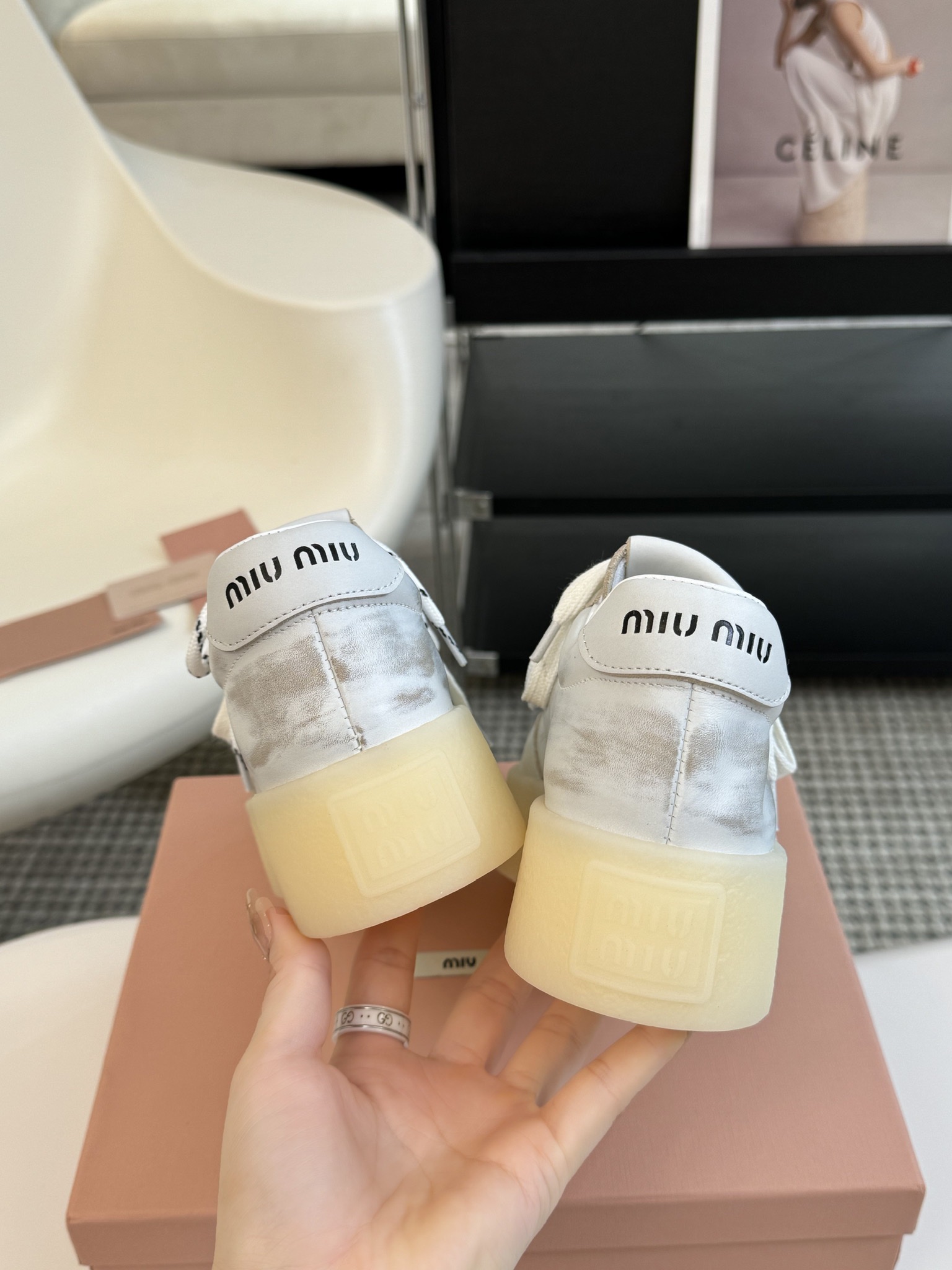 MiuMiu24ss缪缪厚底饼干底24ss春夏新款英伦风系带小白鞋休闲鞋MiuMiu秀场适当独一无二的擦