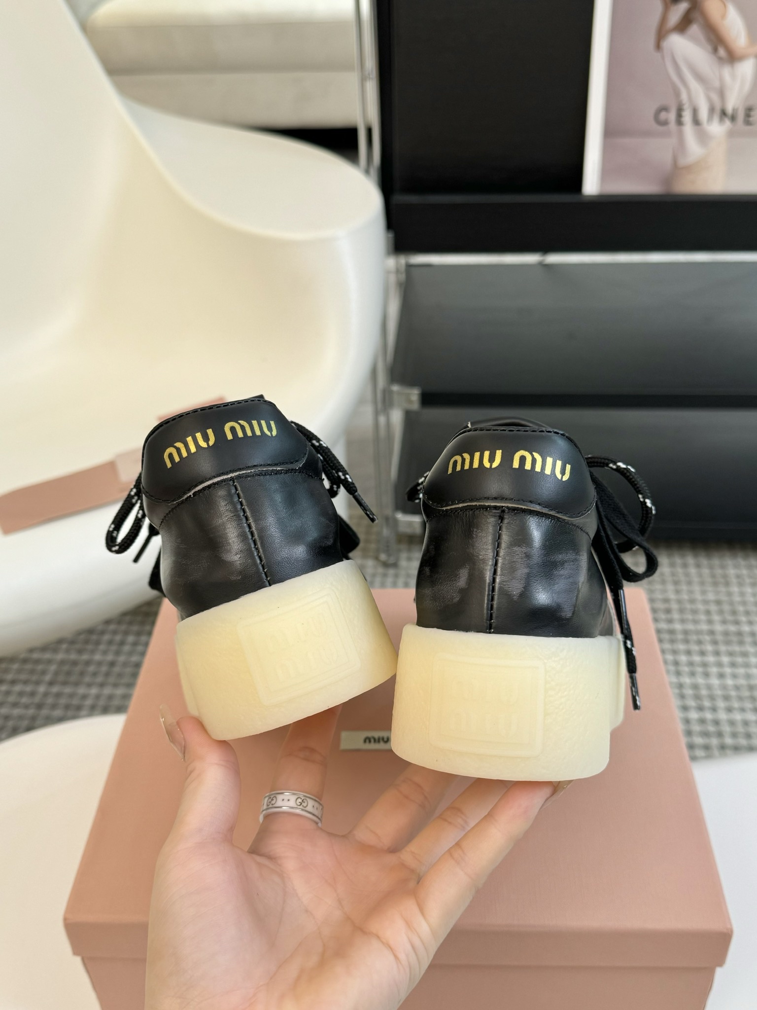 MiuMiu24ss缪缪厚底饼干底24ss春夏新款英伦风系带小白鞋休闲鞋MiuMiu秀场适当独一无二的擦