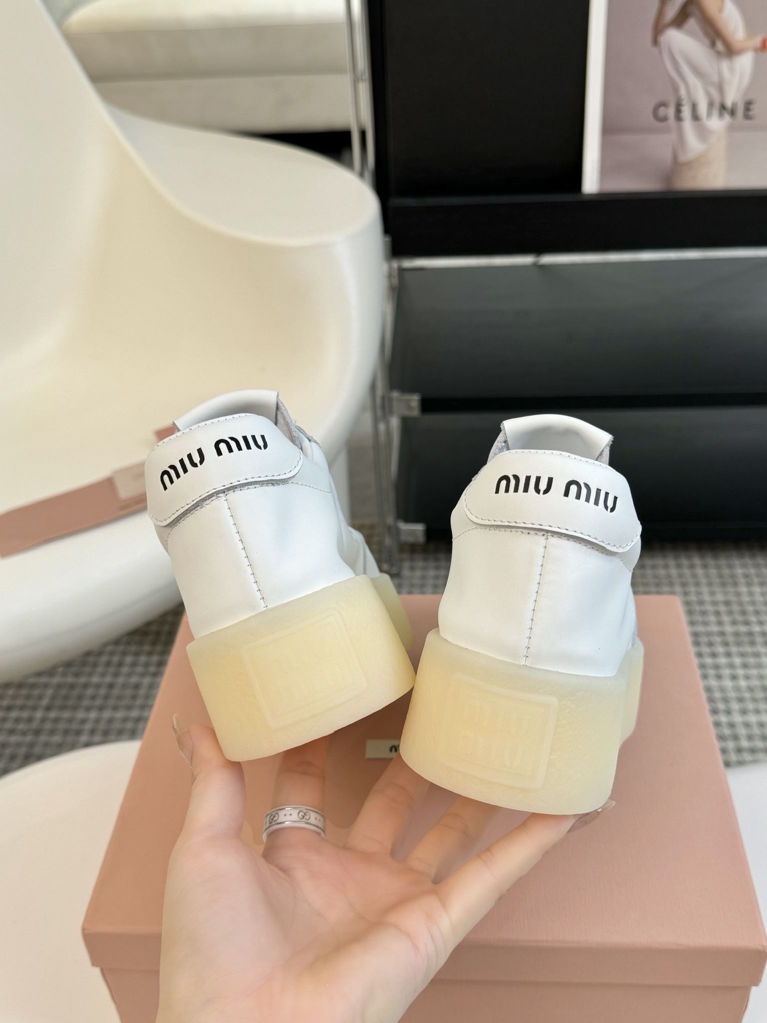 MiuMiu24ss缪缪厚底饼干底24ss春夏新款英伦风系带小白鞋休闲鞋MiuMiu秀场适当独一无二的擦