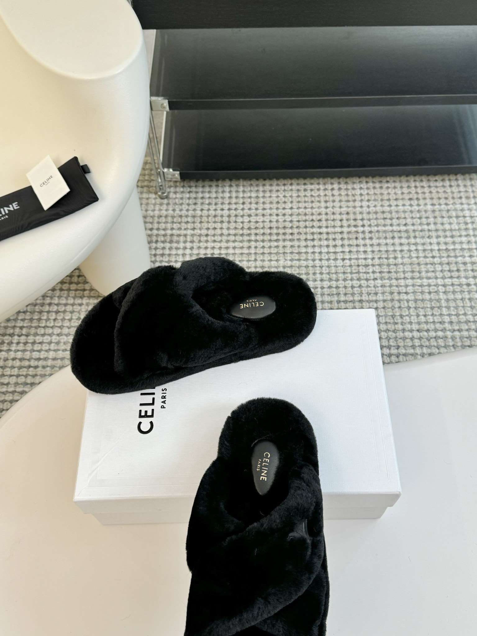 CELINE/塞琳24s秋冬新品夹脚厚底毛毛拖鞋这一季的赛琳又让我重新爱了它一次！这季节美鞋太多这款毛拖