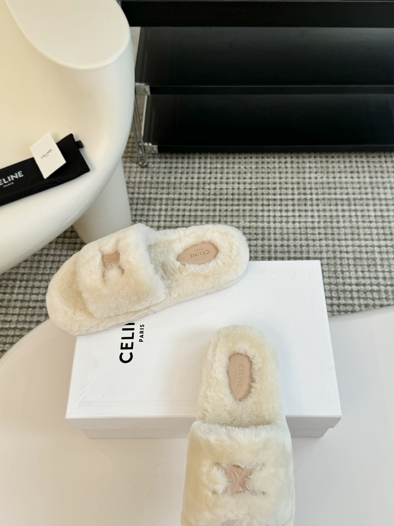 CELINE/塞琳24s秋冬新品夹脚厚底毛毛拖鞋这一季的赛琳又让我重新爱了它一次！这季节美鞋太多这款毛拖