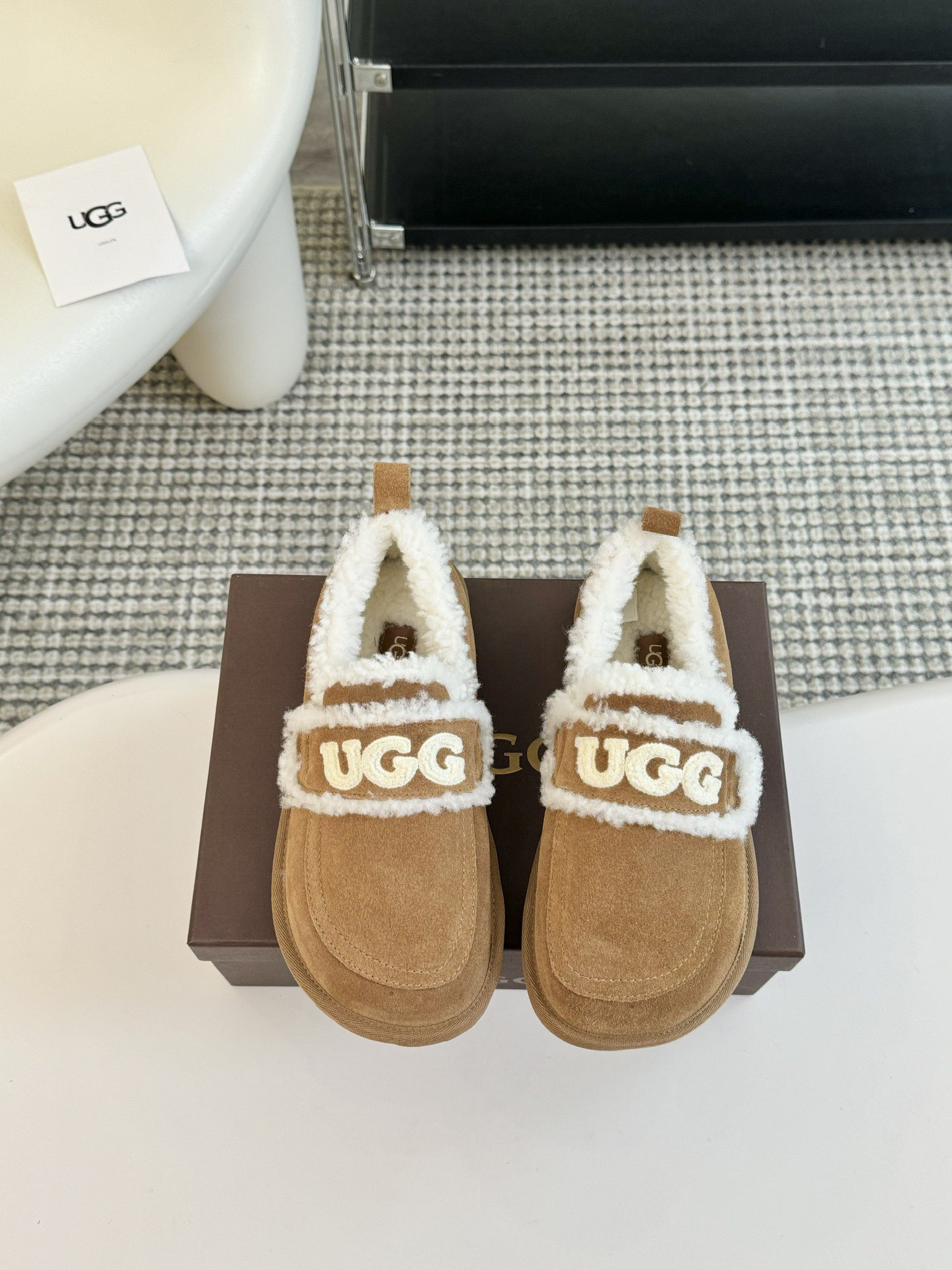 单鞋UGG24vs秋冬爆款松糕厚底休闲毛鞋系列松糕厚底毛鞋一款不会撞衫的鞋子简约的隔板设计上斑点的大底鞋