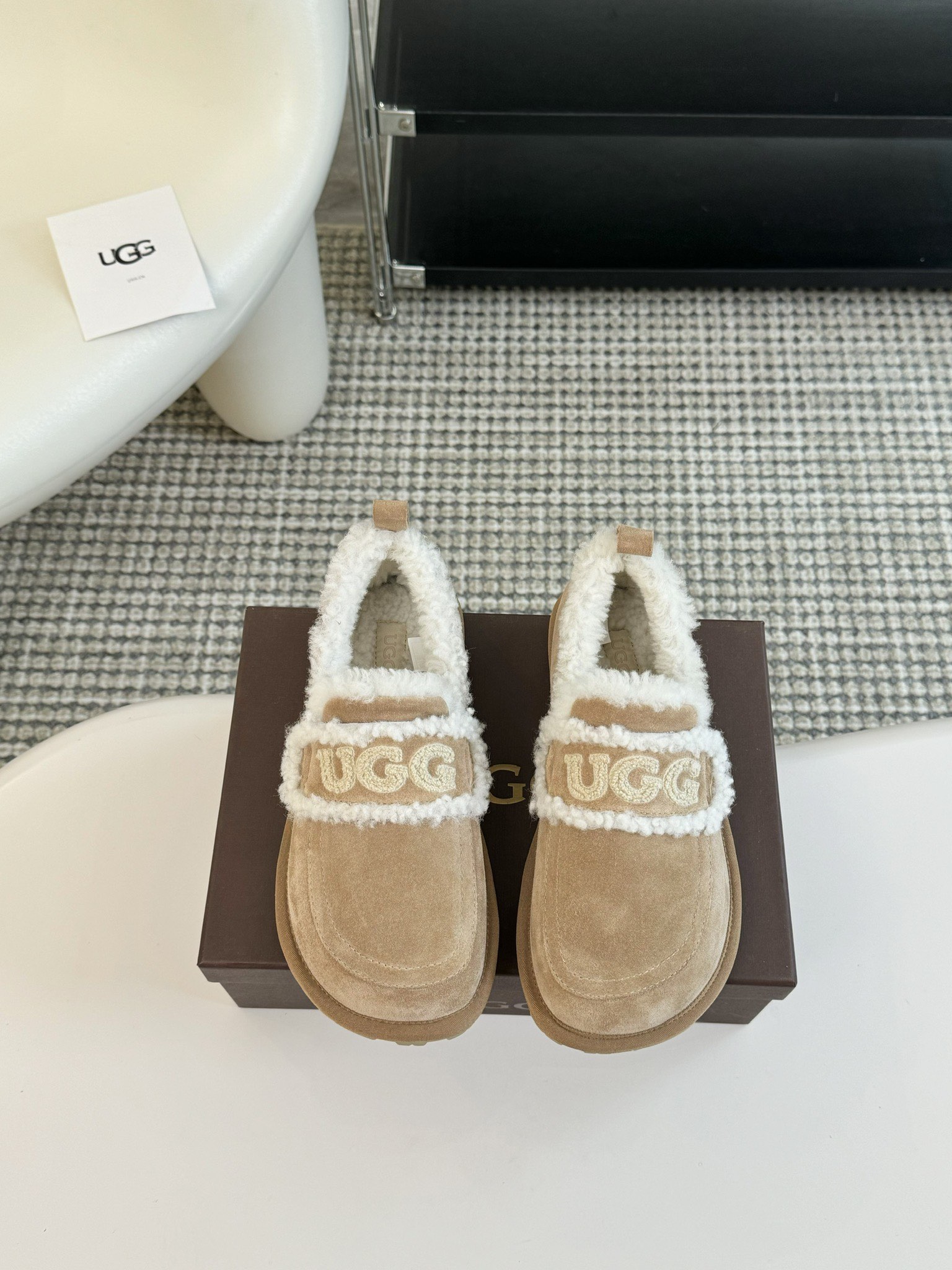 单鞋UGG24vs秋冬爆款松糕厚底休闲毛鞋系列松糕厚底毛鞋一款不会撞衫的鞋子简约的隔板设计上斑点的大底鞋