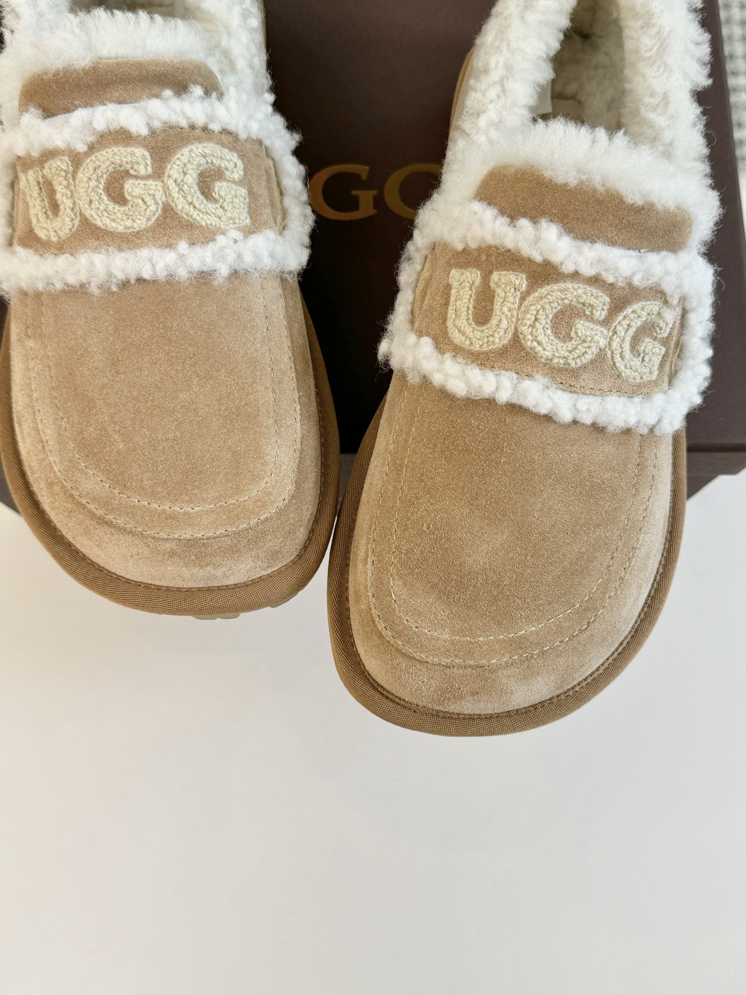 单鞋UGG24vs秋冬爆款松糕厚底休闲毛鞋系列松糕厚底毛鞋一款不会撞衫的鞋子简约的隔板设计上斑点的大底鞋