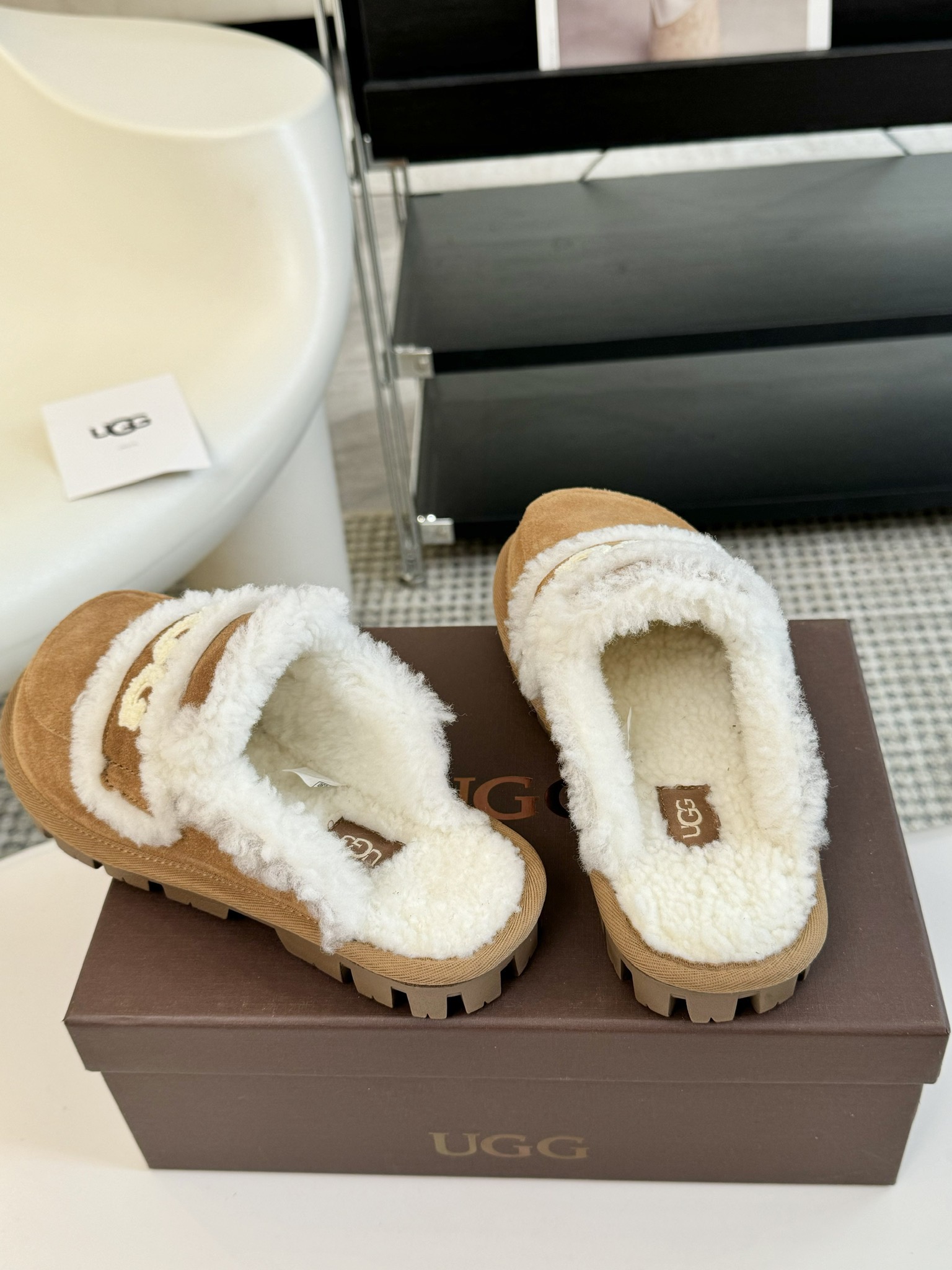 拖鞋UGG24vs秋冬爆款松糕厚底休闲毛鞋系列松糕厚底毛鞋一款不会撞衫的鞋子简约的隔板设计上斑点的大底鞋