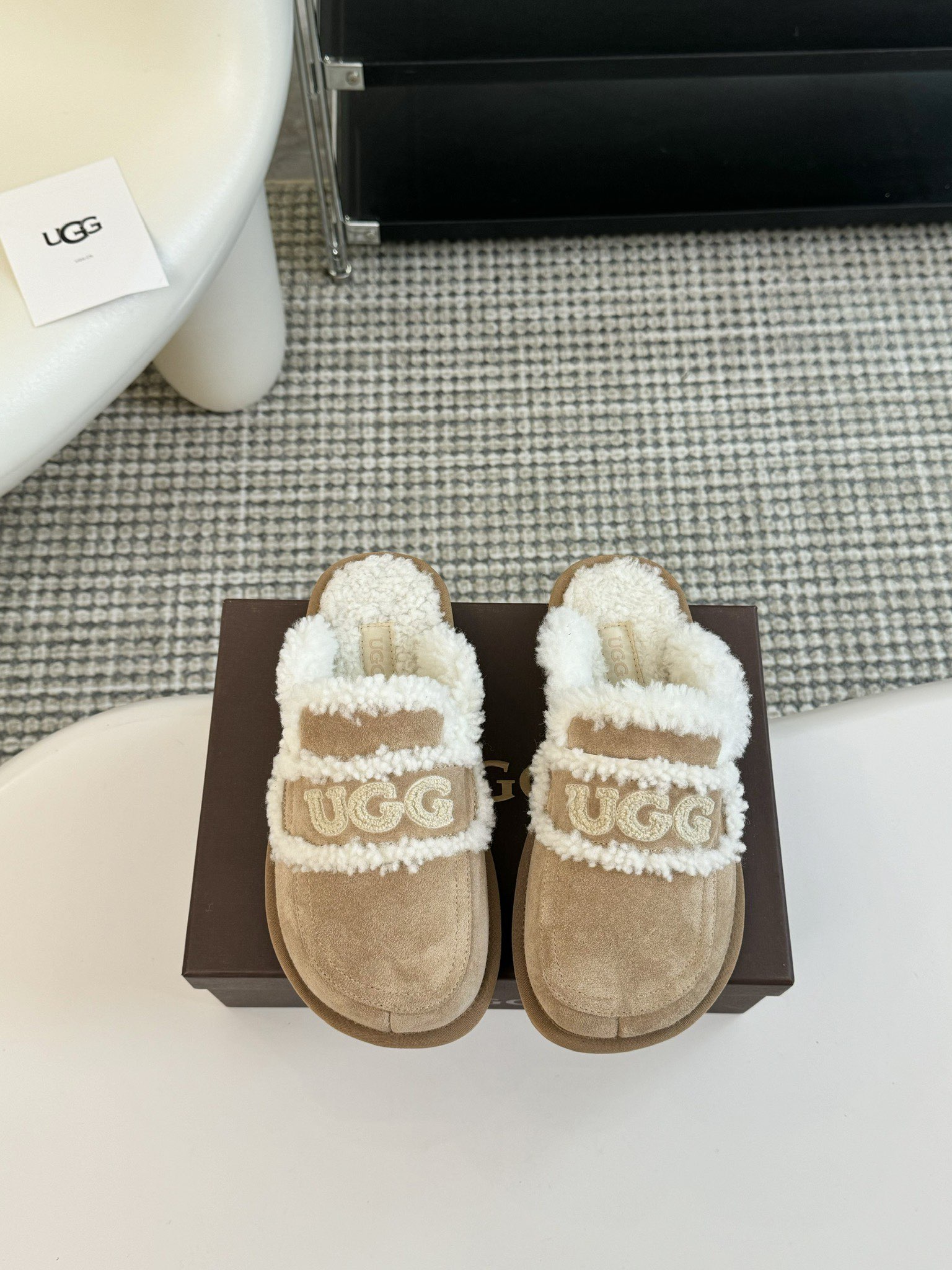 拖鞋UGG24vs秋冬爆款松糕厚底休闲毛鞋系列松糕厚底毛鞋一款不会撞衫的鞋子简约的隔板设计上斑点的大底鞋