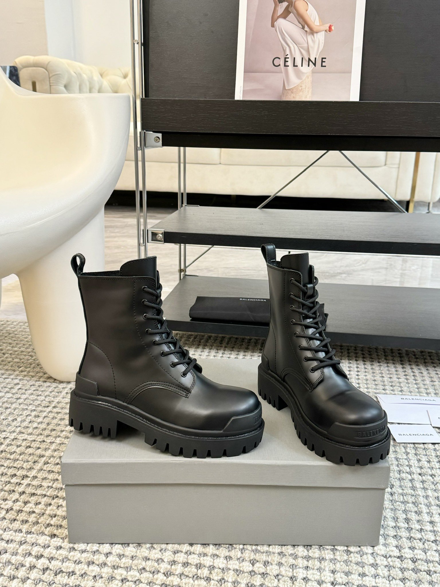 BALENCIAGA巴黎世家新款STRIKE系列马丁靴新加配色手工做旧擦色皮颠覆了以往马丁靴重硬磨脚的缺