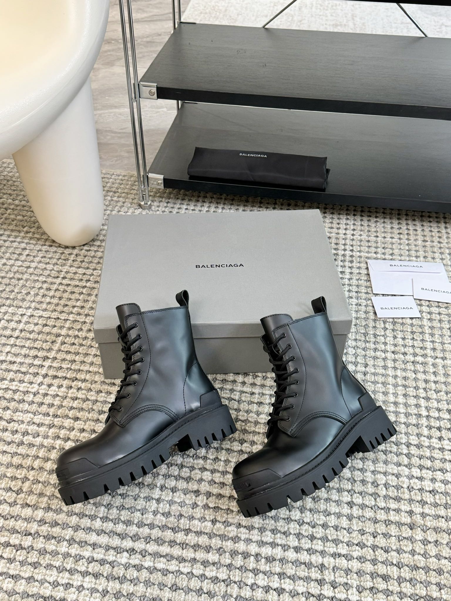 BALENCIAGA巴黎世家新款STRIKE系列马丁靴新加配色手工做旧擦色皮颠覆了以往马丁靴重硬磨脚的缺