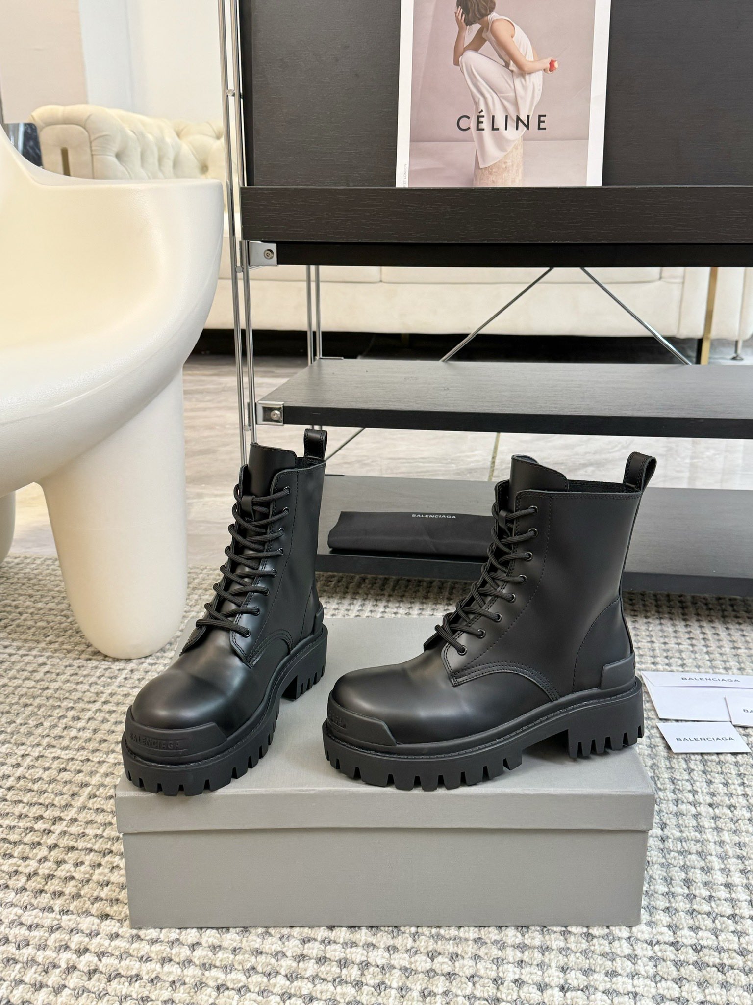 BALENCIAGA巴黎世家新款STRIKE系列马丁靴新加配色手工做旧擦色皮颠覆了以往马丁靴重硬磨脚的缺