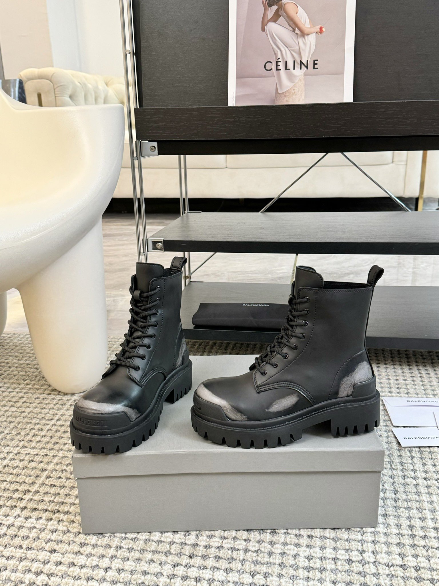 BALENCIAGA巴黎世家新款STRIKE系列马丁靴新加配色手工做旧擦色皮颠覆了以往马丁靴重硬磨脚的缺