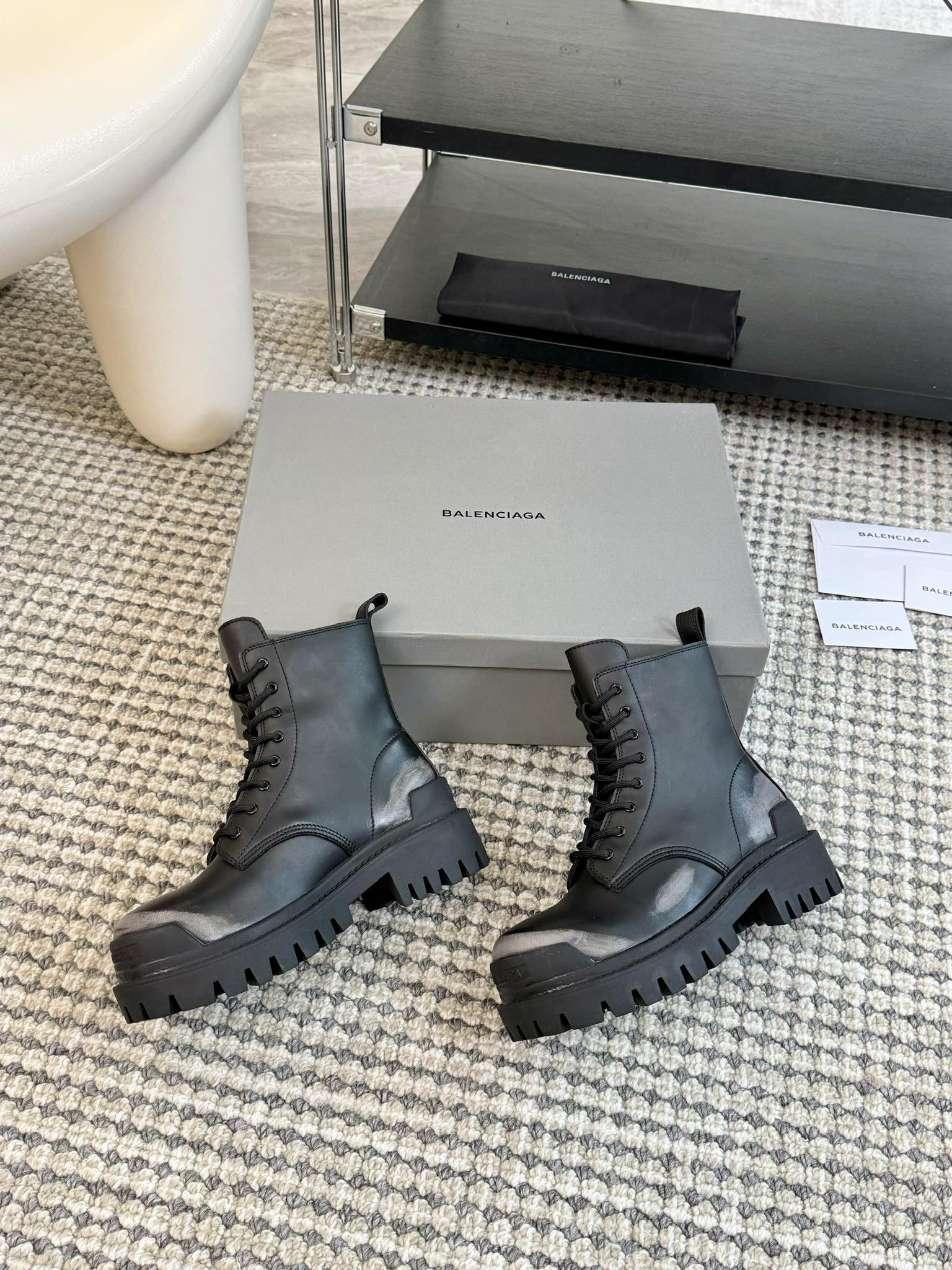 BALENCIAGA巴黎世家新款STRIKE系列马丁靴新加配色手工做旧擦色皮颠覆了以往马丁靴重硬磨脚的缺