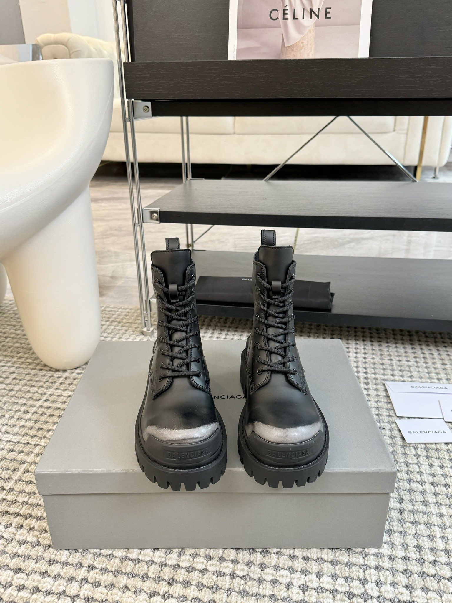 BALENCIAGA巴黎世家新款STRIKE系列马丁靴新加配色手工做旧擦色皮颠覆了以往马丁靴重硬磨脚的缺