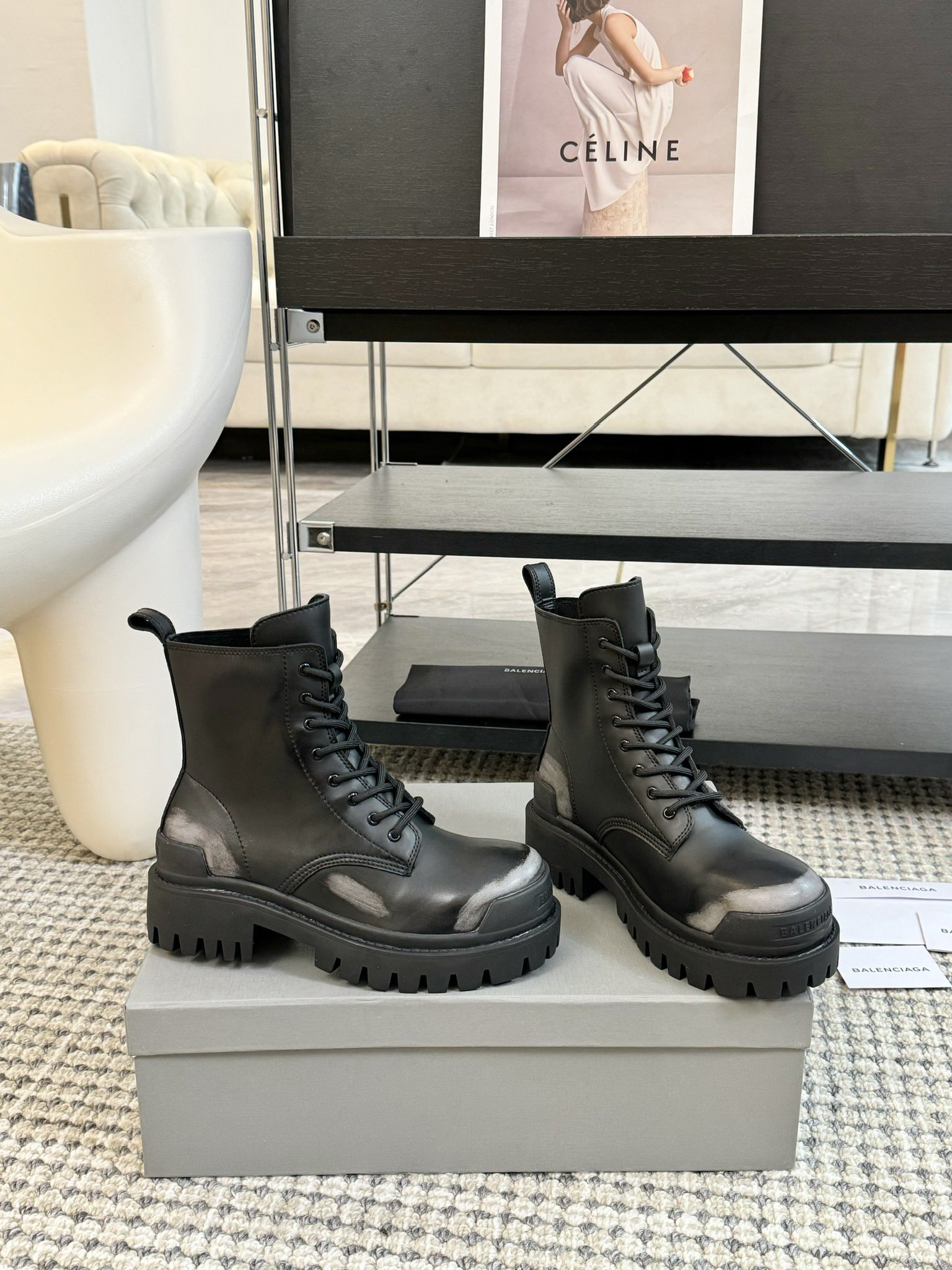 BALENCIAGA巴黎世家新款STRIKE系列马丁靴新加配色手工做旧擦色皮颠覆了以往马丁靴重硬磨脚的缺