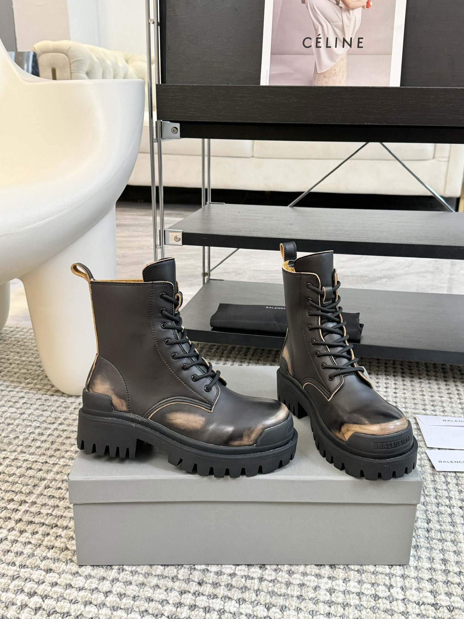 BALENCIAGA巴黎世家新款STRIKE系列马丁靴新加配色手工做旧擦色皮颠覆了以往马丁靴重硬磨脚的缺