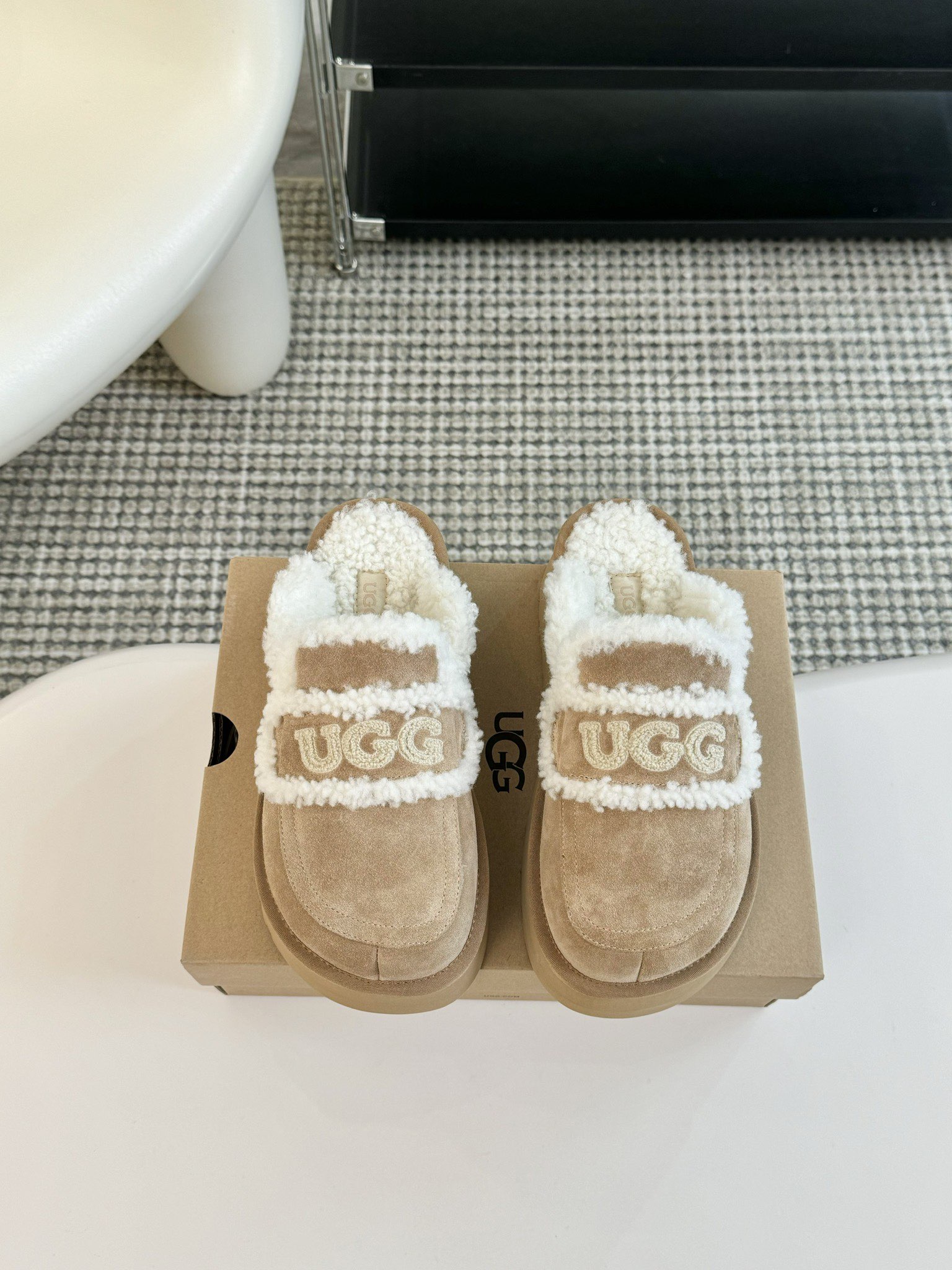 拖鞋UGG24vs秋冬爆款松糕厚底休闲毛鞋系列松糕厚底毛鞋一款不会撞衫的鞋子简约的隔板设计上斑点的大底鞋