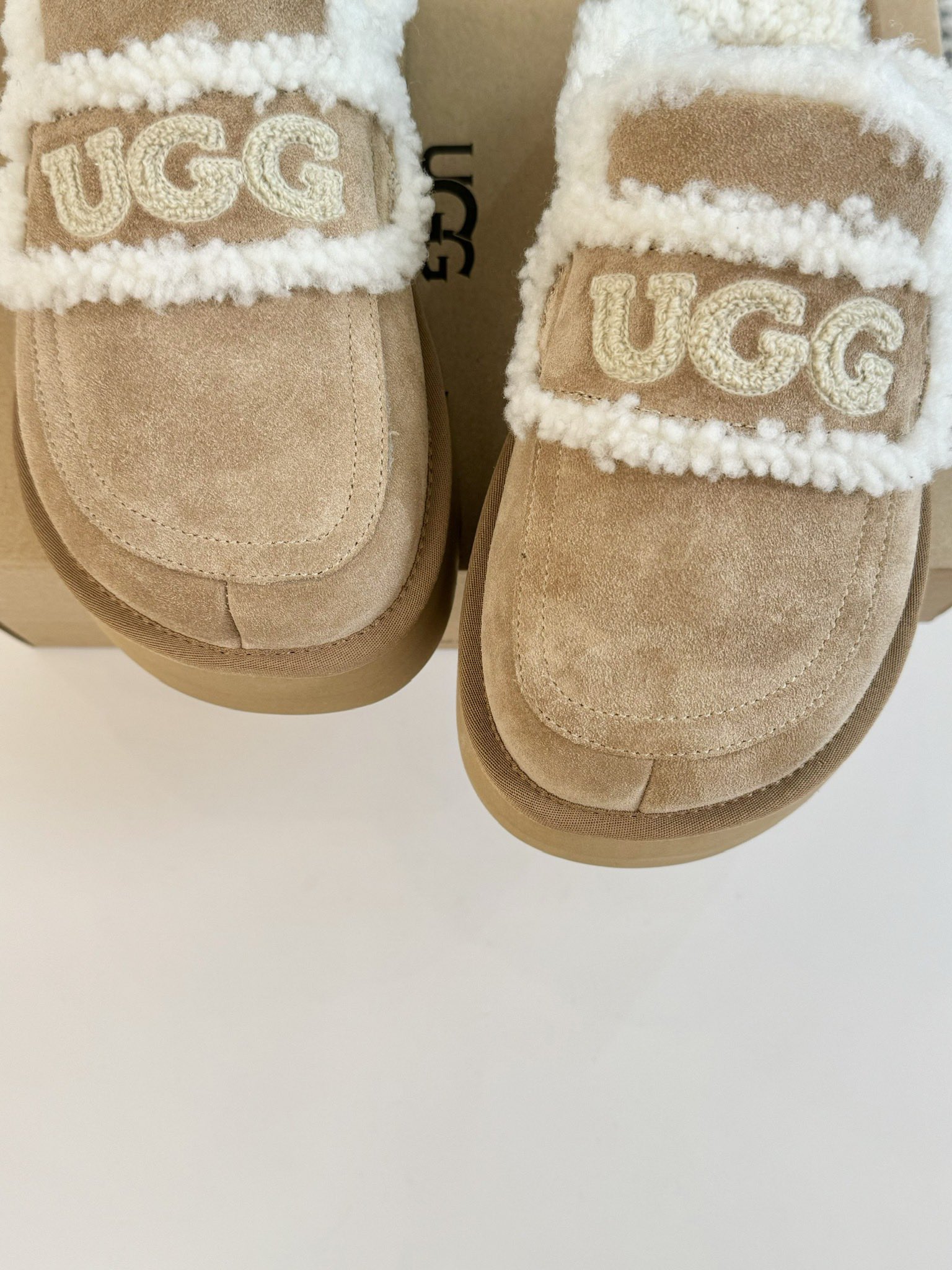 拖鞋UGG24vs秋冬爆款松糕厚底休闲毛鞋系列松糕厚底毛鞋一款不会撞衫的鞋子简约的隔板设计上斑点的大底鞋