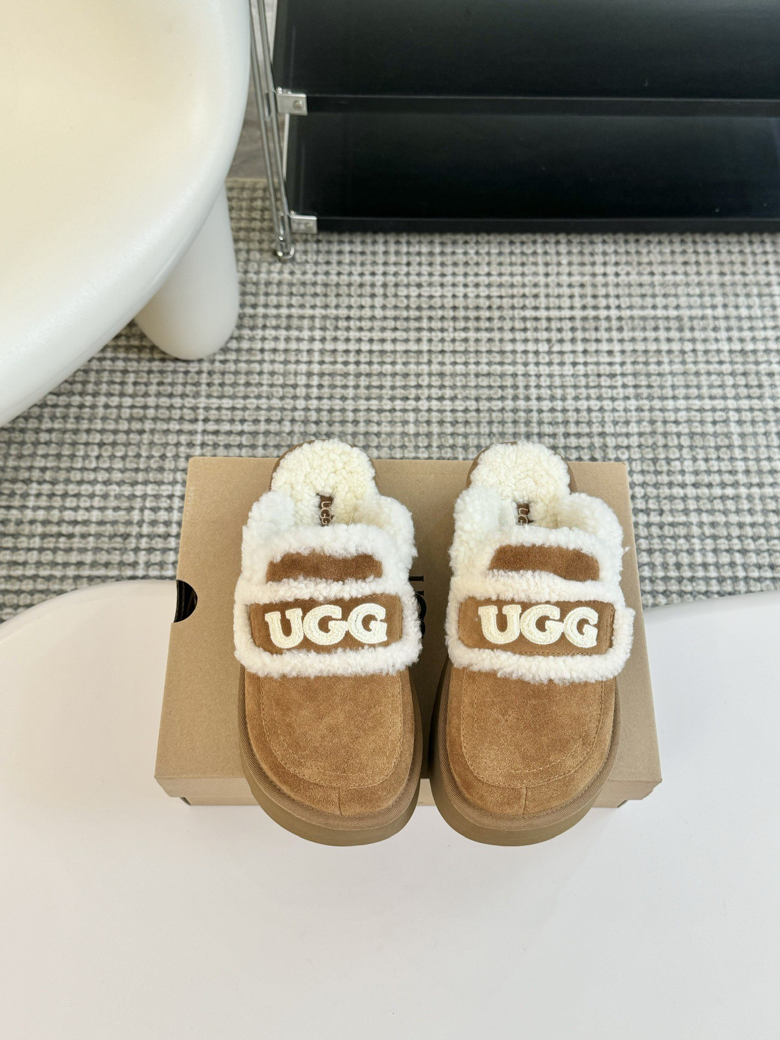 拖鞋UGG24vs秋冬爆款松糕厚底休闲毛鞋系列松糕厚底毛鞋一款不会撞衫的鞋子简约的隔板设计上斑点的大底鞋