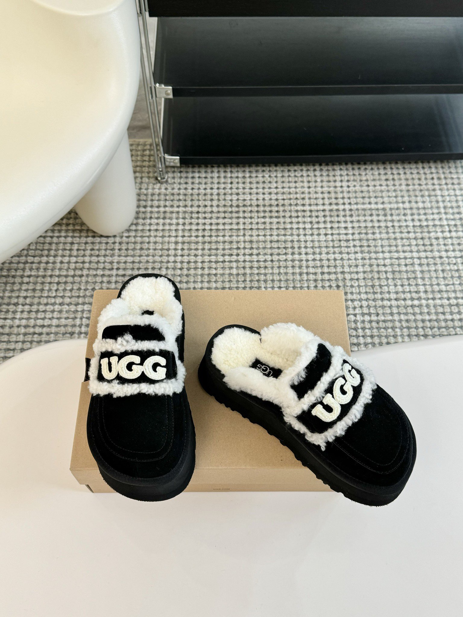 拖鞋UGG24vs秋冬爆款松糕厚底休闲毛鞋系列松糕厚底毛鞋一款不会撞衫的鞋子简约的隔板设计上斑点的大底鞋