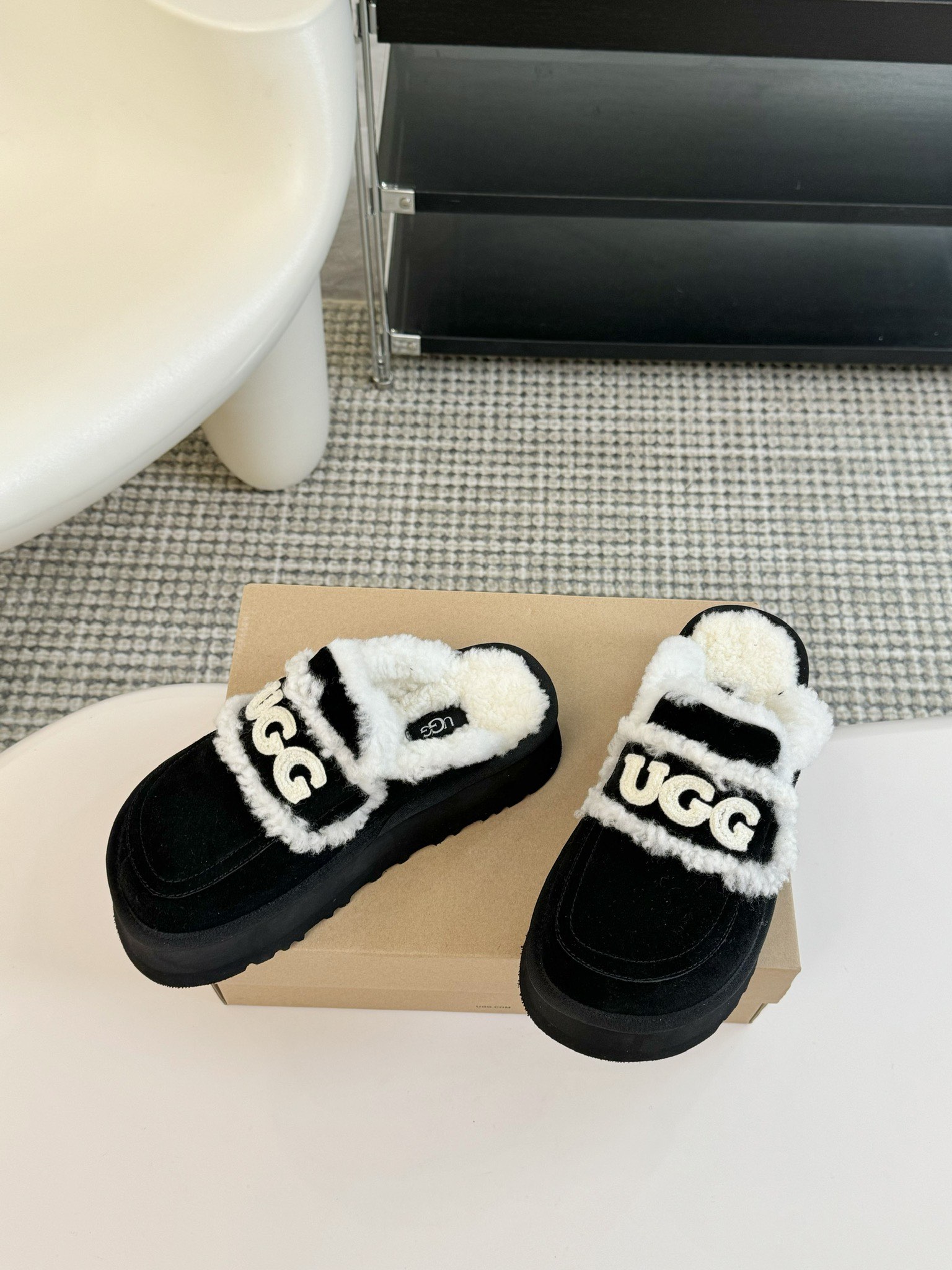 拖鞋UGG24vs秋冬爆款松糕厚底休闲毛鞋系列松糕厚底毛鞋一款不会撞衫的鞋子简约的隔板设计上斑点的大底鞋