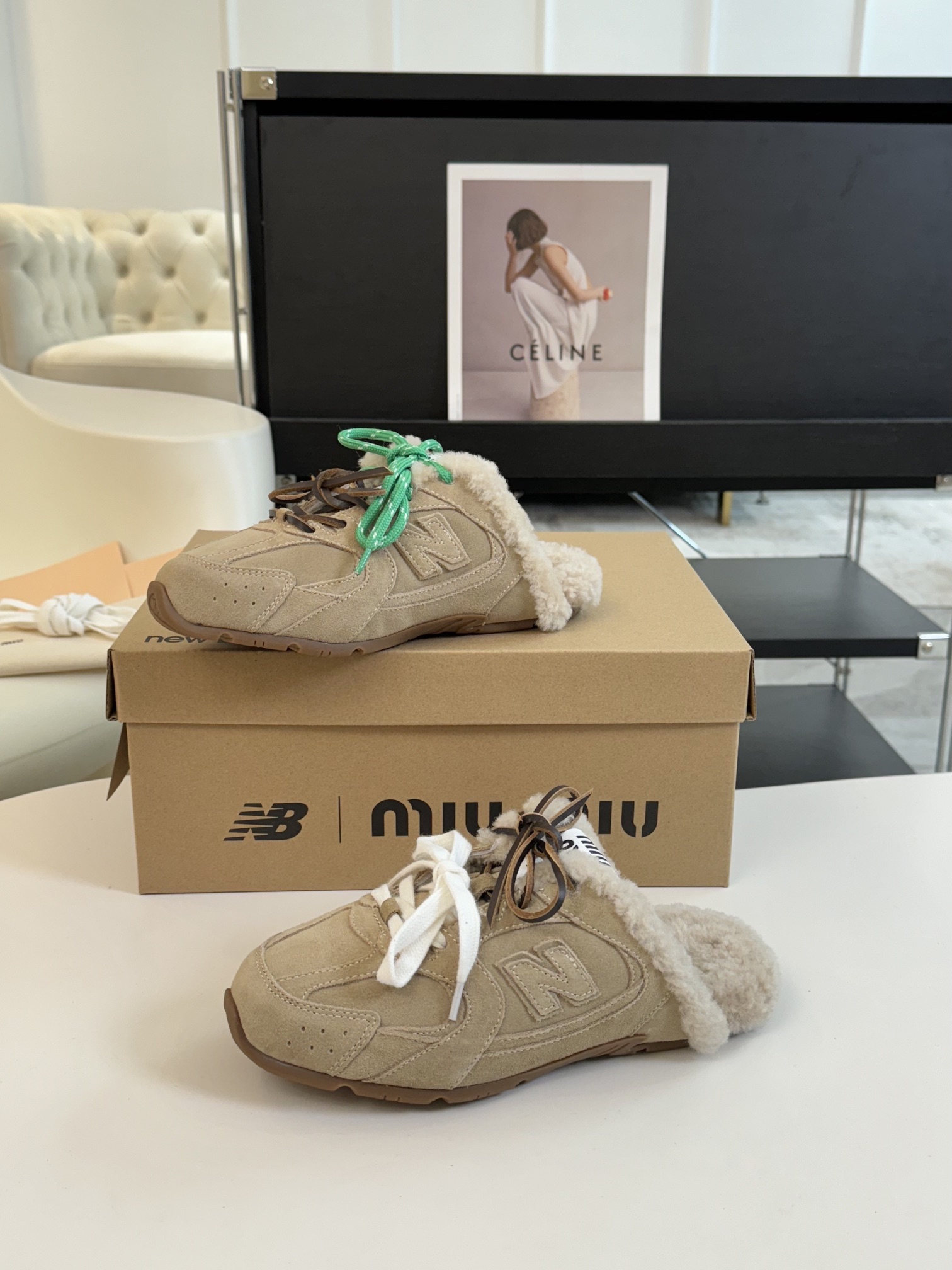 MiuMiu️NewBalance联名系列德训运动鞋出真毛里了各大品牌都热衷于跨界联名缪缪这次联名诚意满