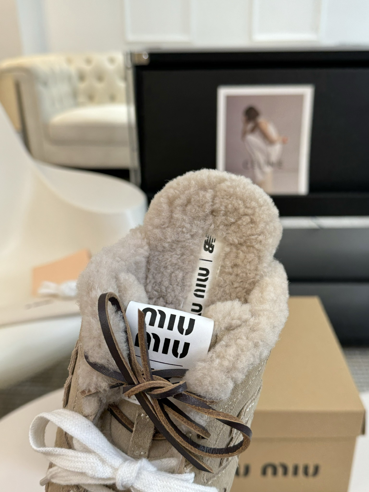 MiuMiu️NewBalance联名系列德训运动鞋出真毛里了各大品牌都热衷于跨界联名缪缪这次联名诚意满