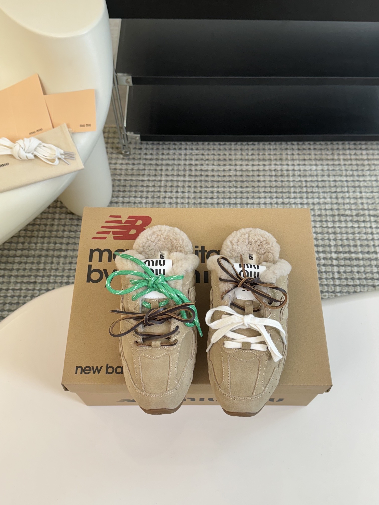 MiuMiu️NewBalance联名系列德训运动鞋出真毛里了各大品牌都热衷于跨界联名缪缪这次联名诚意满