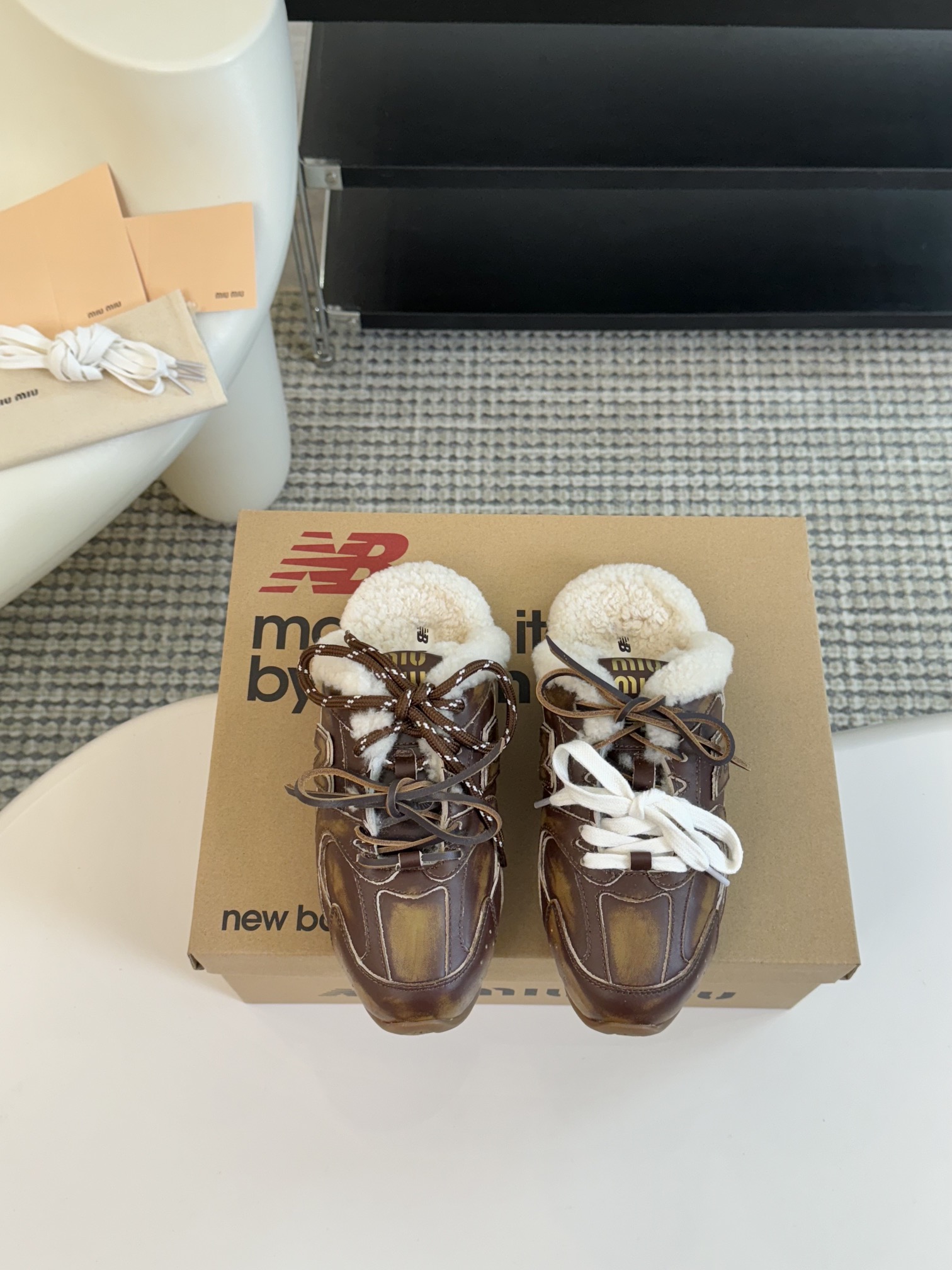 MiuMiu️NewBalance联名系列德训运动鞋出真毛里了各大品牌都热衷于跨界联名缪缪这次联名诚意满