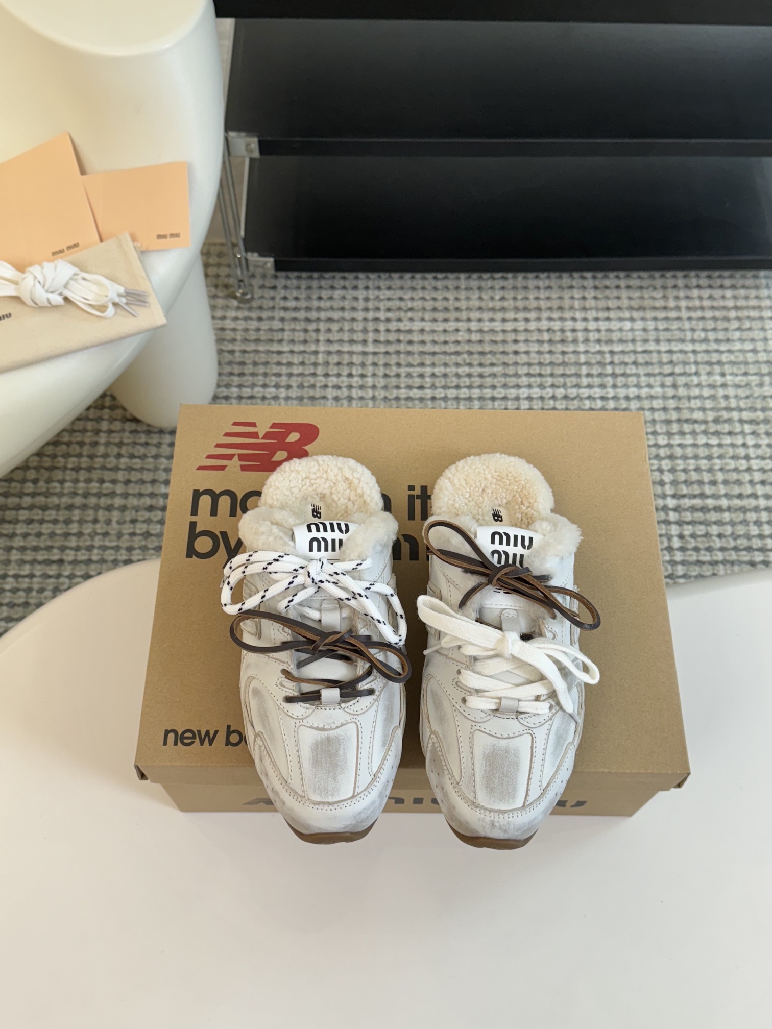 MiuMiu️NewBalance联名系列德训运动鞋出真毛里了各大品牌都热衷于跨界联名缪缪这次联名诚意满