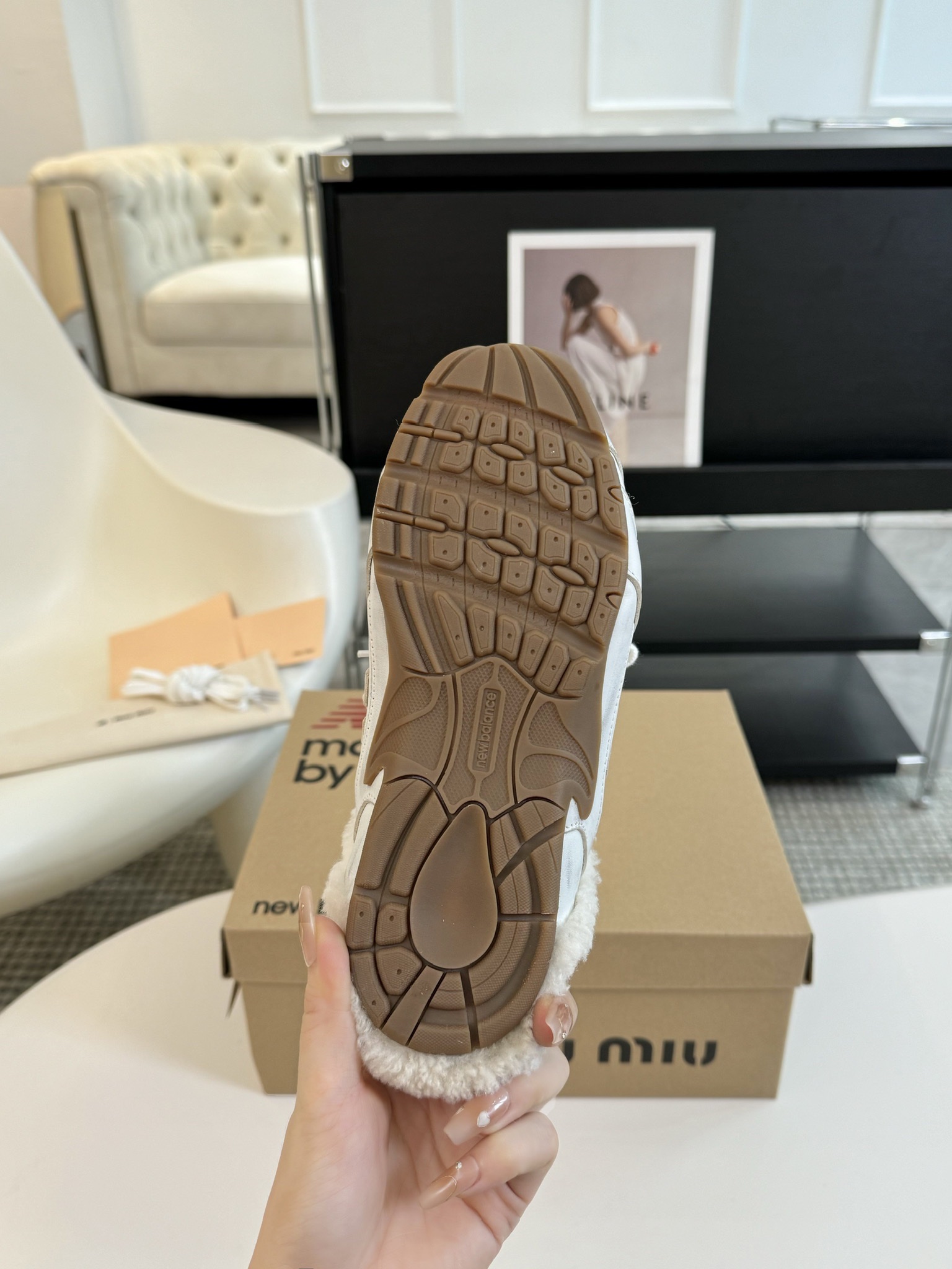 MiuMiu️NewBalance联名系列德训运动鞋出真毛里了各大品牌都热衷于跨界联名缪缪这次联名诚意满