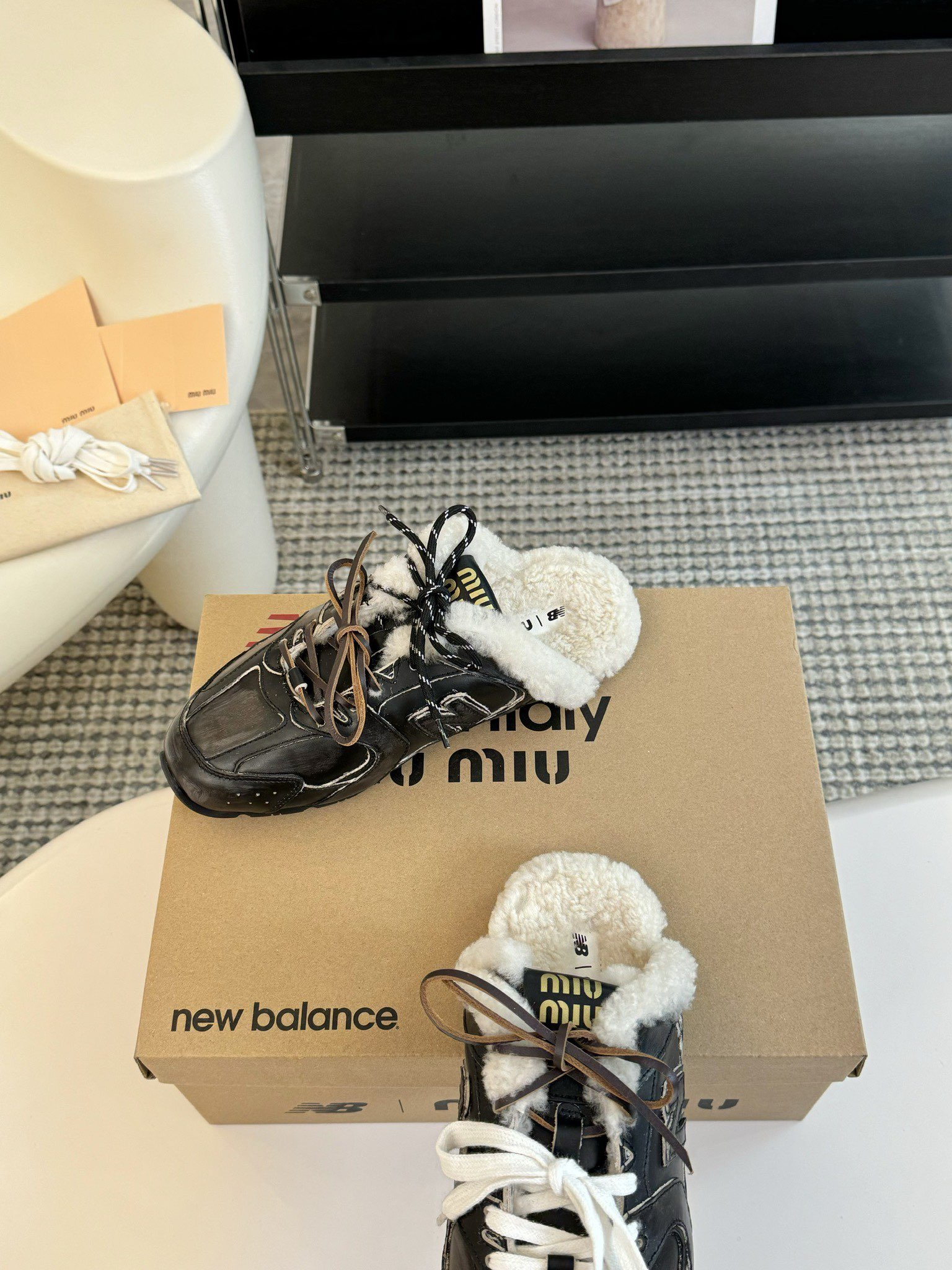 MiuMiu️NewBalance联名系列德训运动鞋出真毛里了各大品牌都热衷于跨界联名缪缪这次联名诚意满