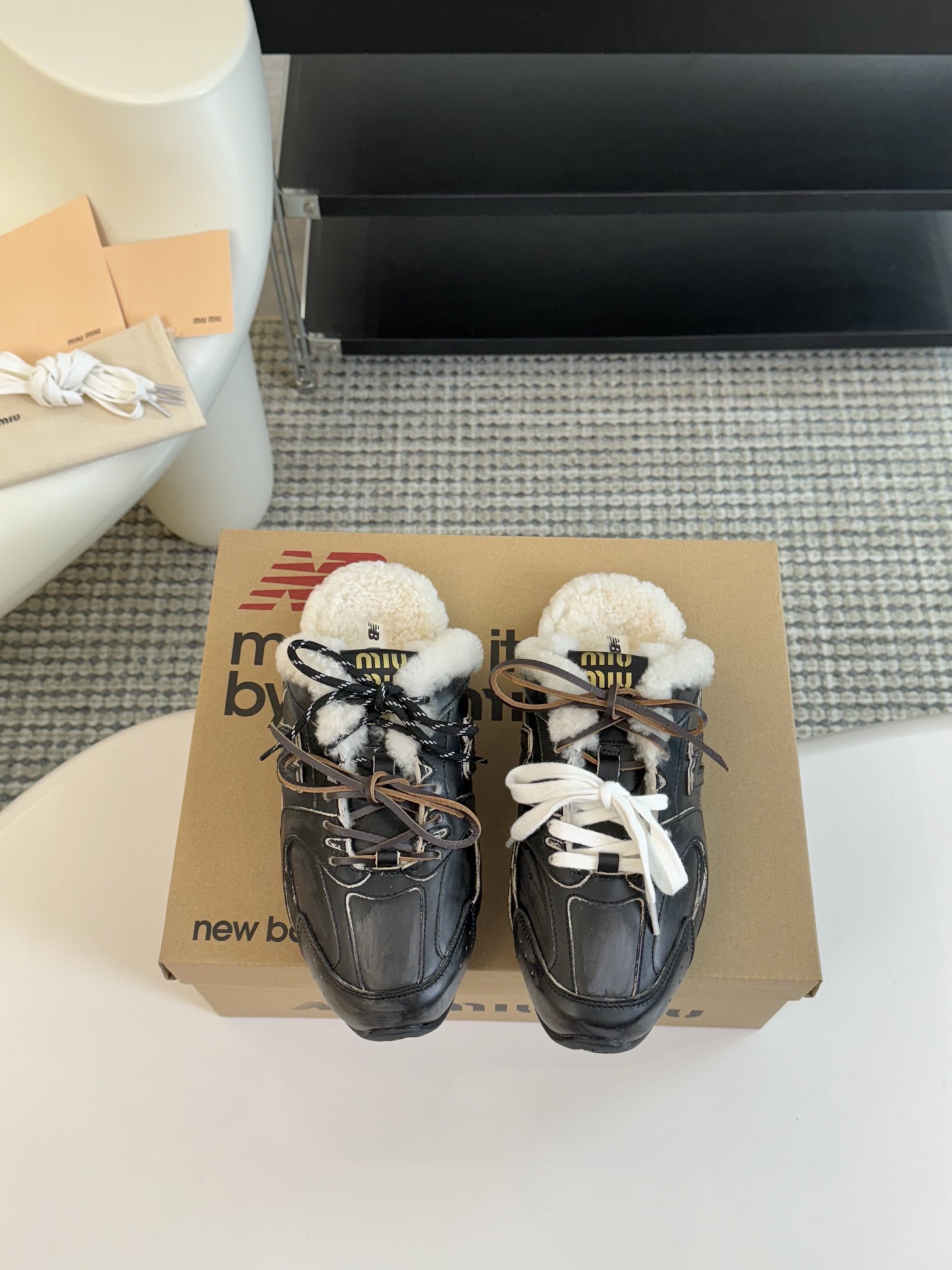 MiuMiu️NewBalance联名系列德训运动鞋出真毛里了各大品牌都热衷于跨界联名缪缪这次联名诚意满