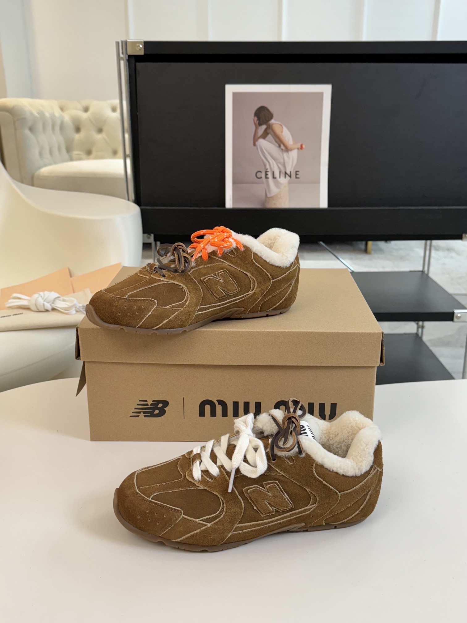 牛京MiuMiu️NewBalance联名系列德训运动鞋出真毛里了各大品牌都热衷于跨界联名缪缪这次联名诚