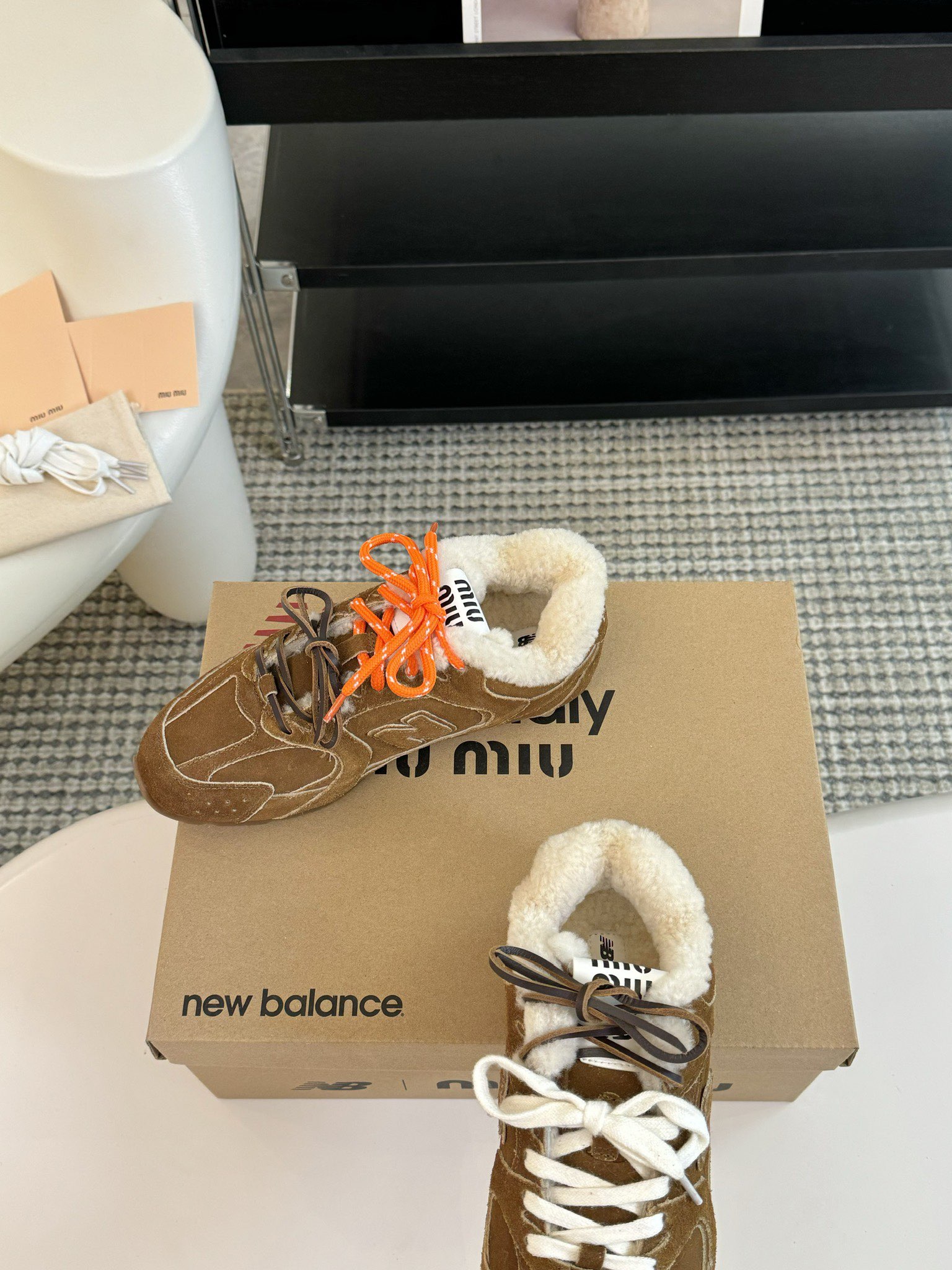 牛京MiuMiu️NewBalance联名系列德训运动鞋出真毛里了各大品牌都热衷于跨界联名缪缪这次联名诚