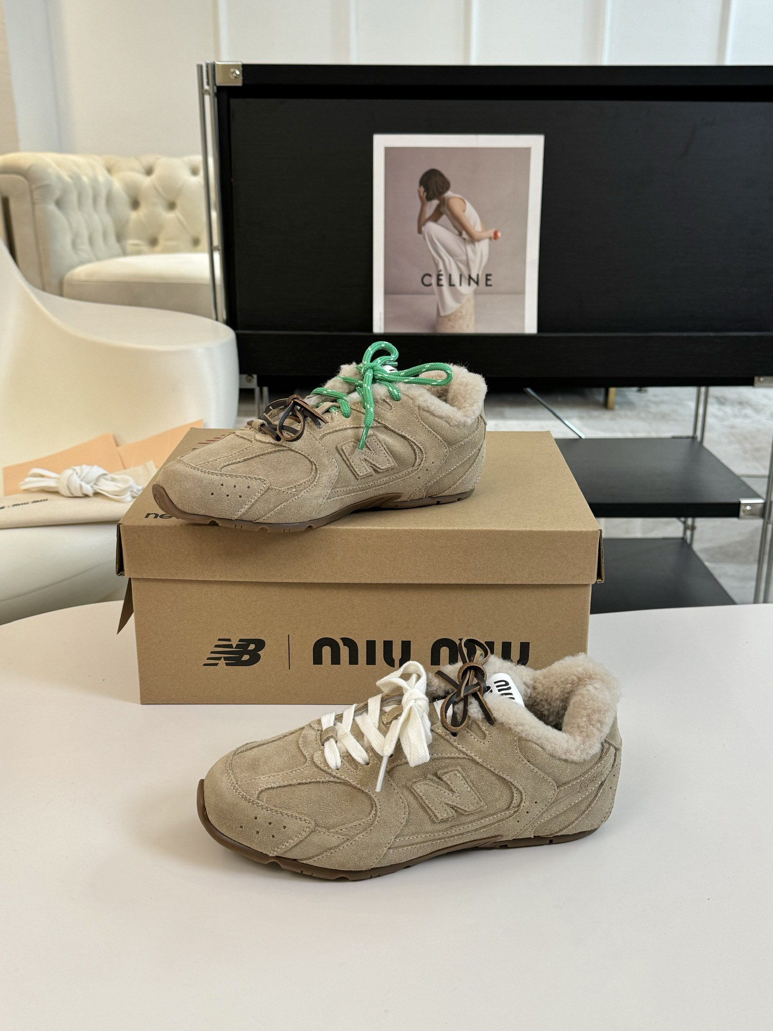 牛京MiuMiu️NewBalance联名系列德训运动鞋出真毛里了各大品牌都热衷于跨界联名缪缪这次联名诚