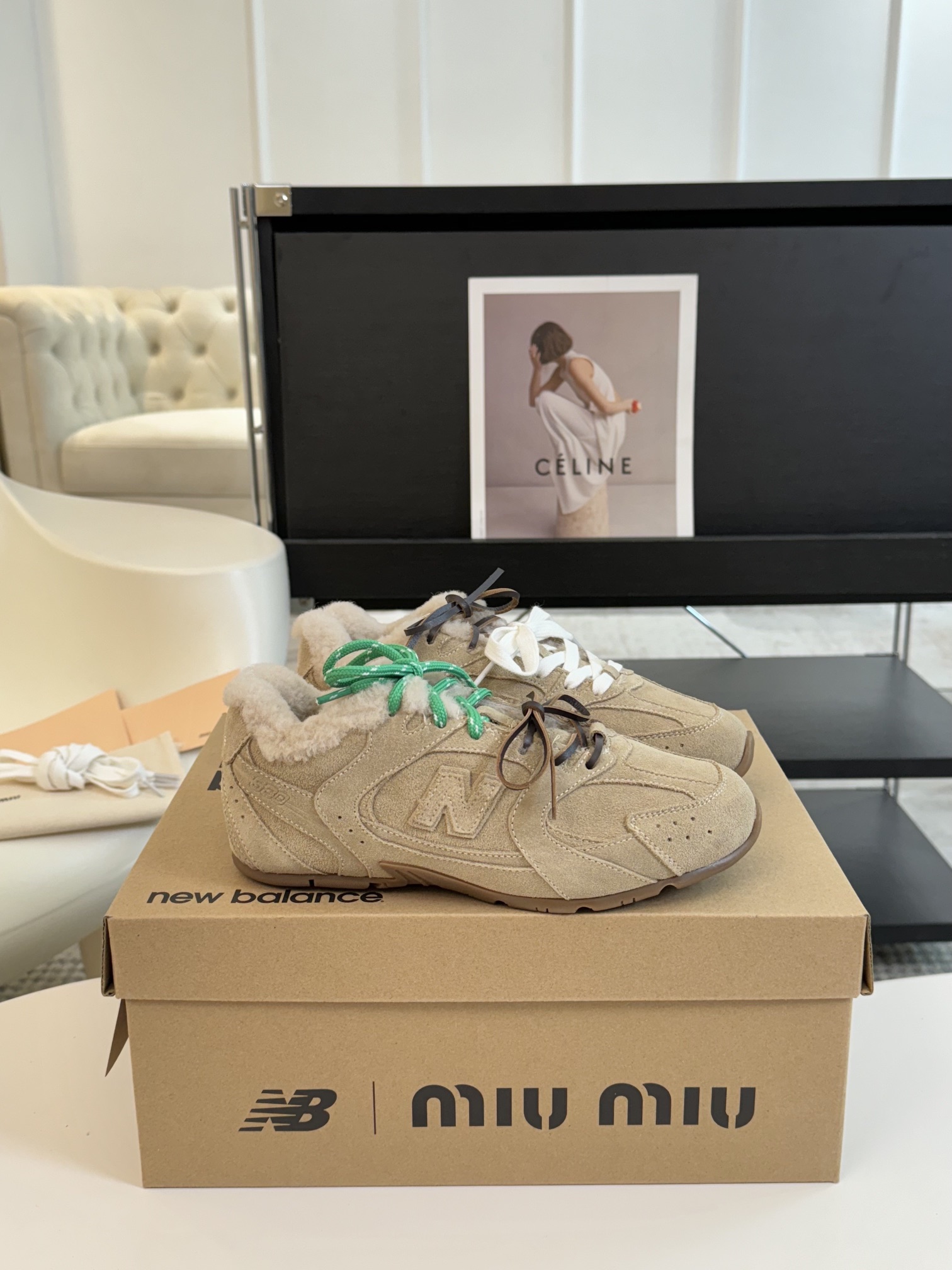 牛京MiuMiu️NewBalance联名系列德训运动鞋出真毛里了各大品牌都热衷于跨界联名缪缪这次联名诚