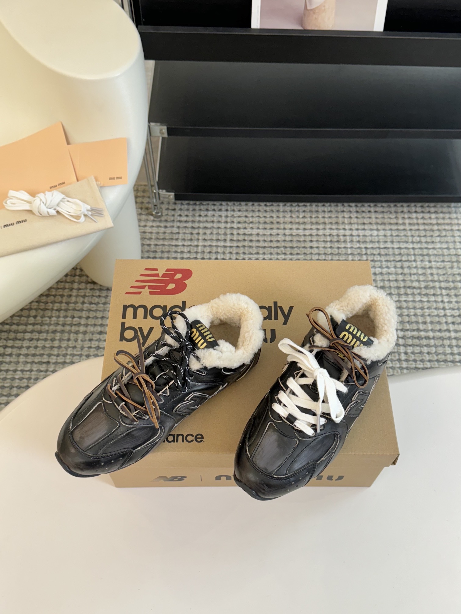 牛皮MiuMiu️NewBalance联名系列德训运动鞋出真毛里了各大品牌都热衷于跨界联名缪缪这次联名诚