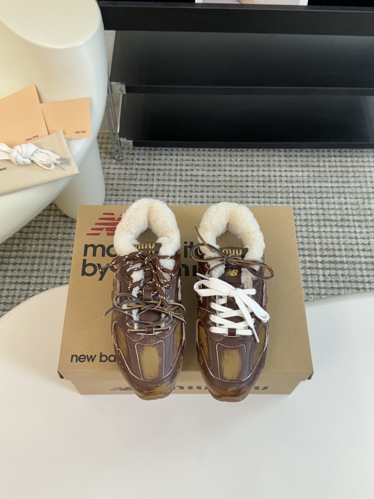 牛皮MiuMiu️NewBalance联名系列德训运动鞋出真毛里了各大品牌都热衷于跨界联名缪缪这次联名诚