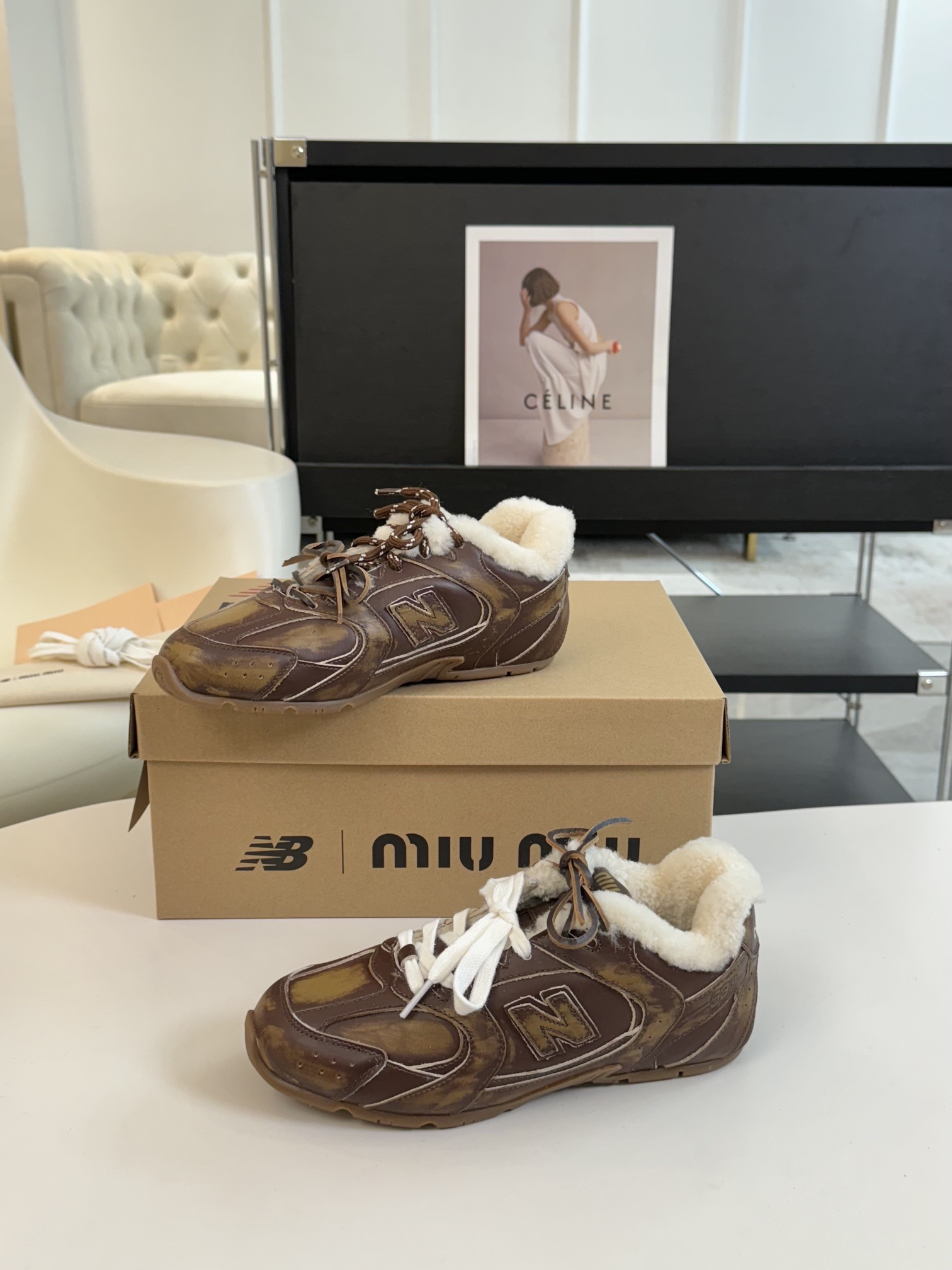 牛皮MiuMiu️NewBalance联名系列德训运动鞋出真毛里了各大品牌都热衷于跨界联名缪缪这次联名诚