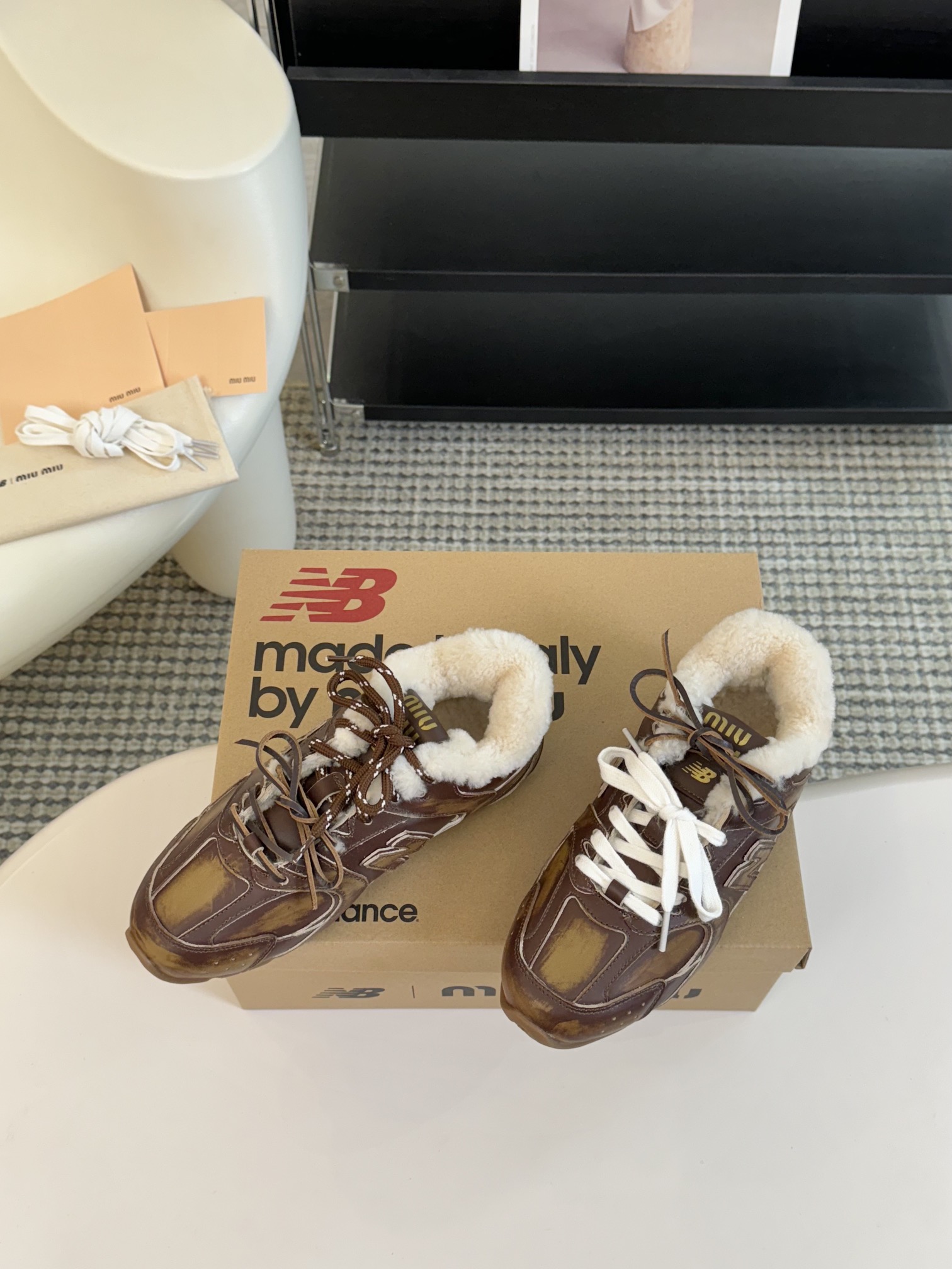 牛皮MiuMiu️NewBalance联名系列德训运动鞋出真毛里了各大品牌都热衷于跨界联名缪缪这次联名诚