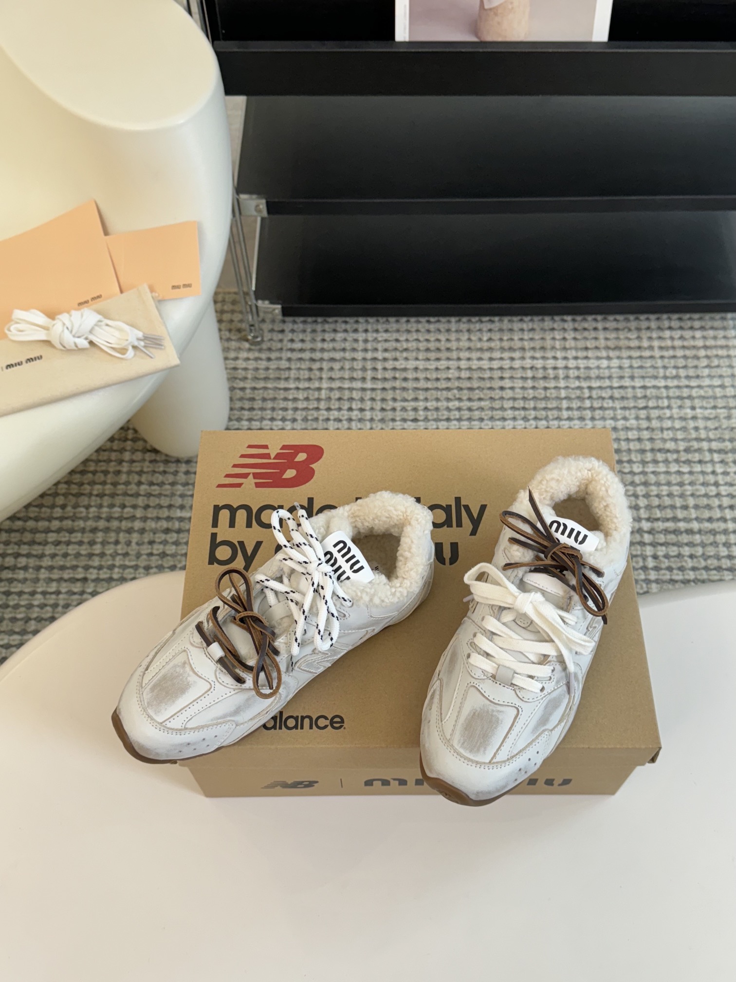 牛皮MiuMiu️NewBalance联名系列德训运动鞋出真毛里了各大品牌都热衷于跨界联名缪缪这次联名诚