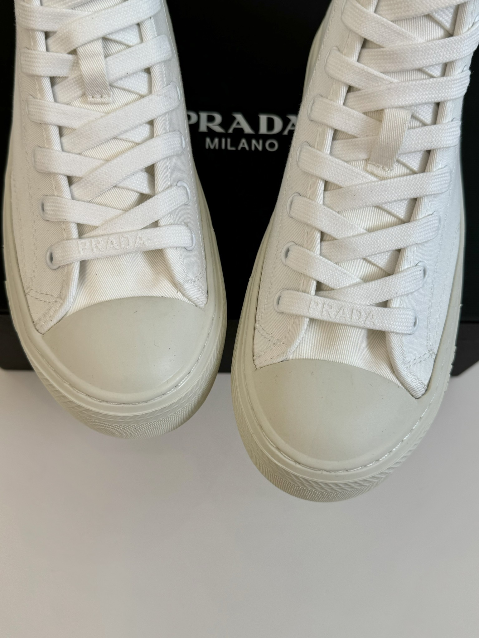 Prada24/普拉达春夏最新三角标休闲运动鞋原版购入开发做货这款休闲鞋时尚简洁展现出极简风格和运动个性