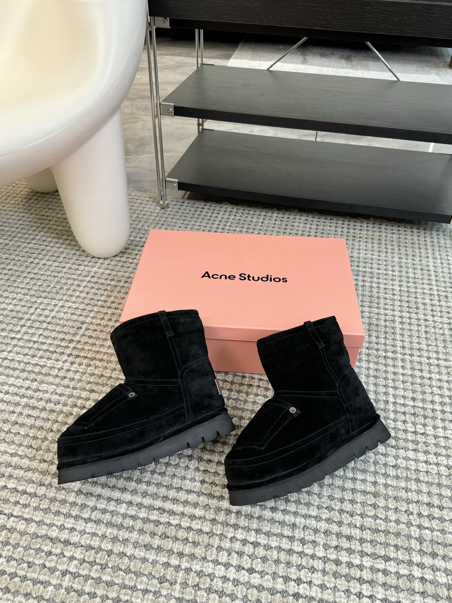 Acnestudios24ss口袋厚底羊毛雪地靴棕色羊毛皮靴前部有牛仔风格的口袋细节柔软卷曲的羊羔绒衬里