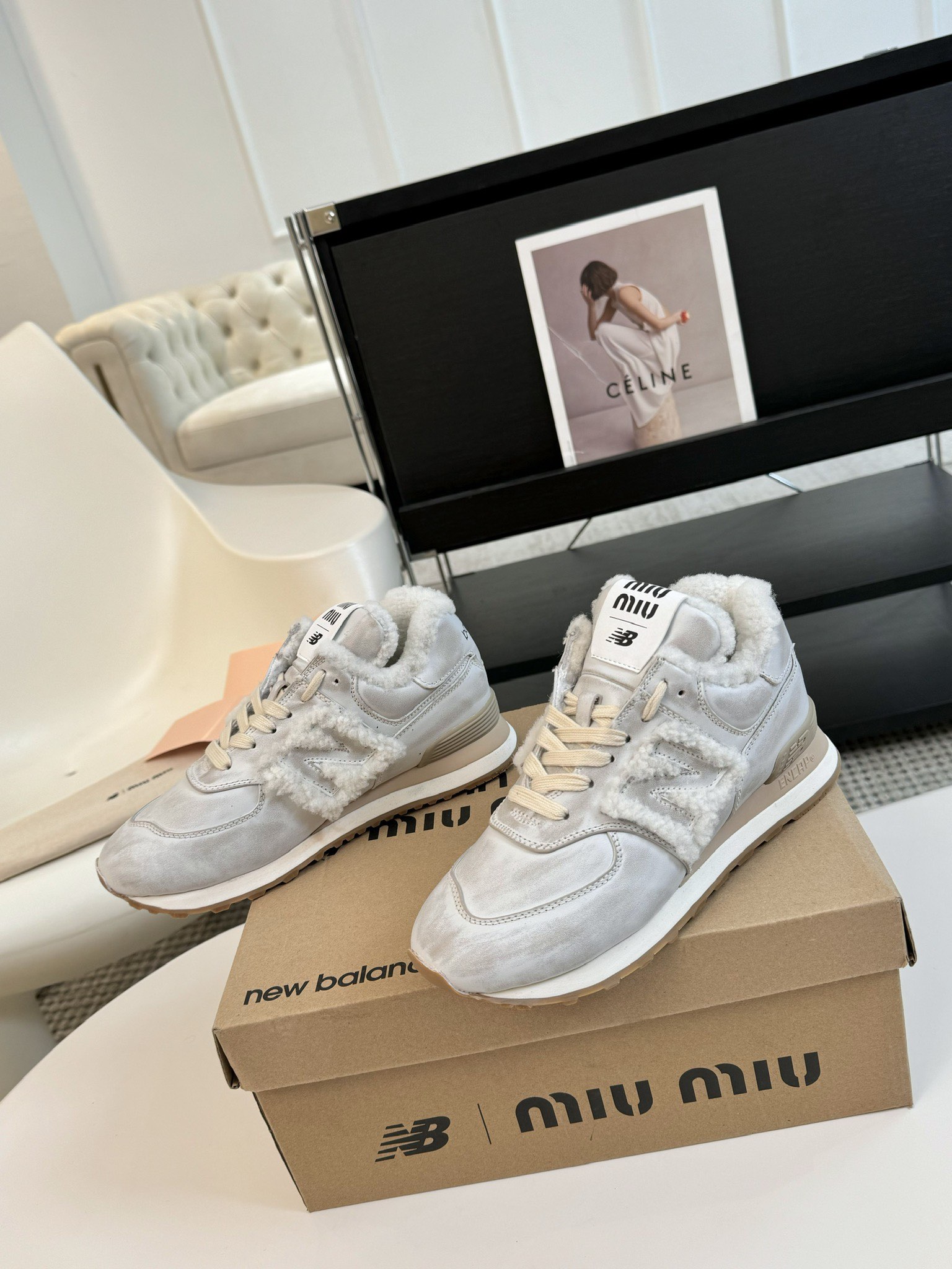 皮MiuMiu️NewBalance574联名系列各大品牌都热衷于跨界联名缪缪这次联名诚意满满非常有亮点