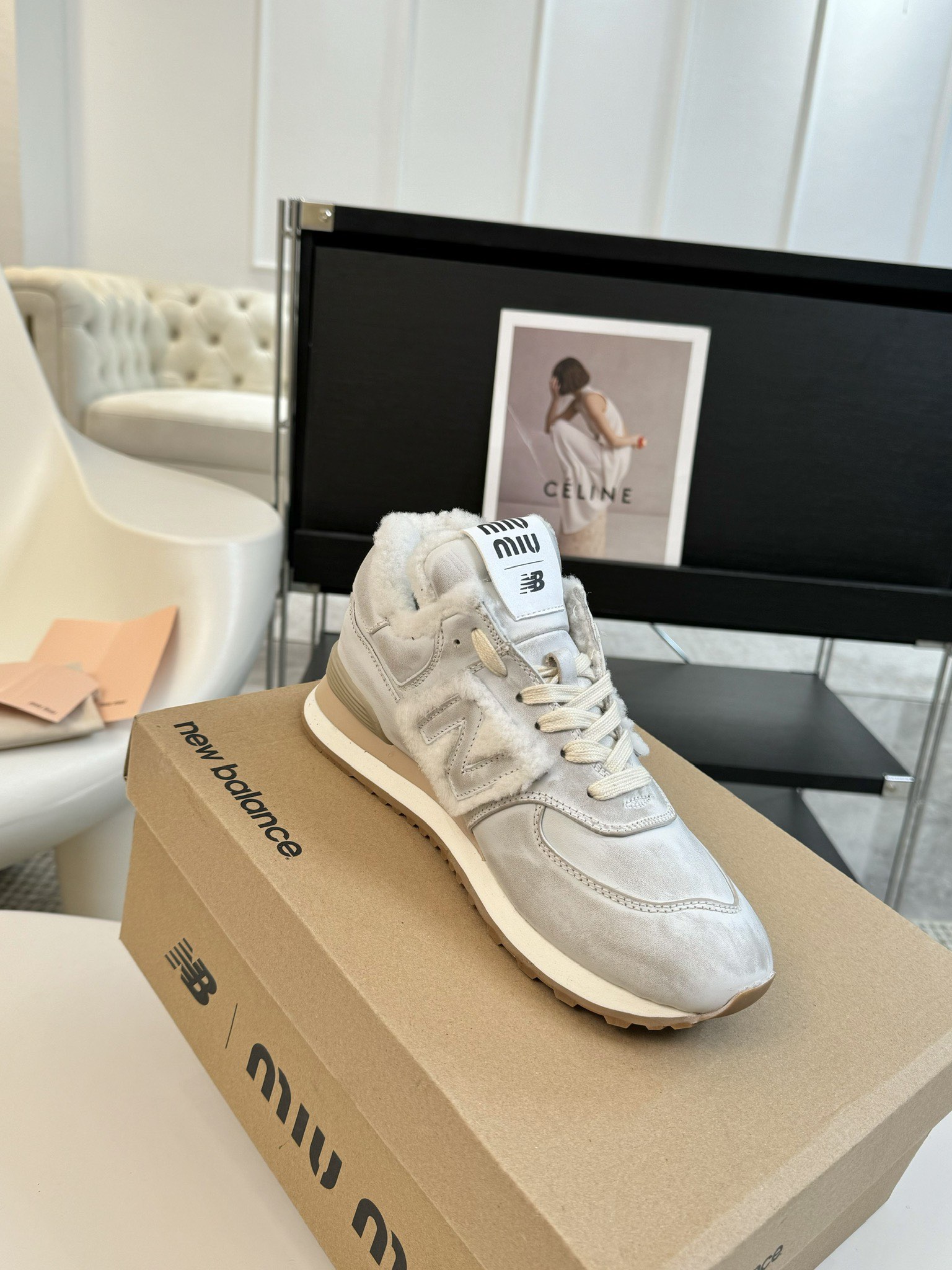 皮MiuMiu️NewBalance574联名系列各大品牌都热衷于跨界联名缪缪这次联名诚意满满非常有亮点