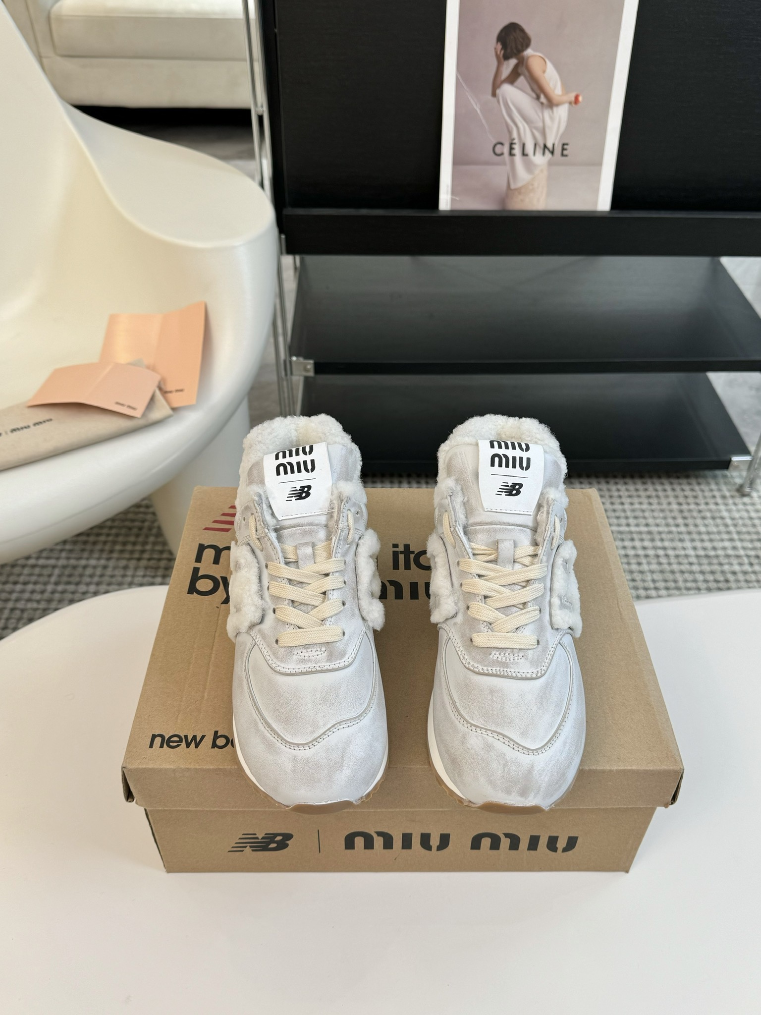 皮MiuMiu️NewBalance574联名系列各大品牌都热衷于跨界联名缪缪这次联名诚意满满非常有亮点