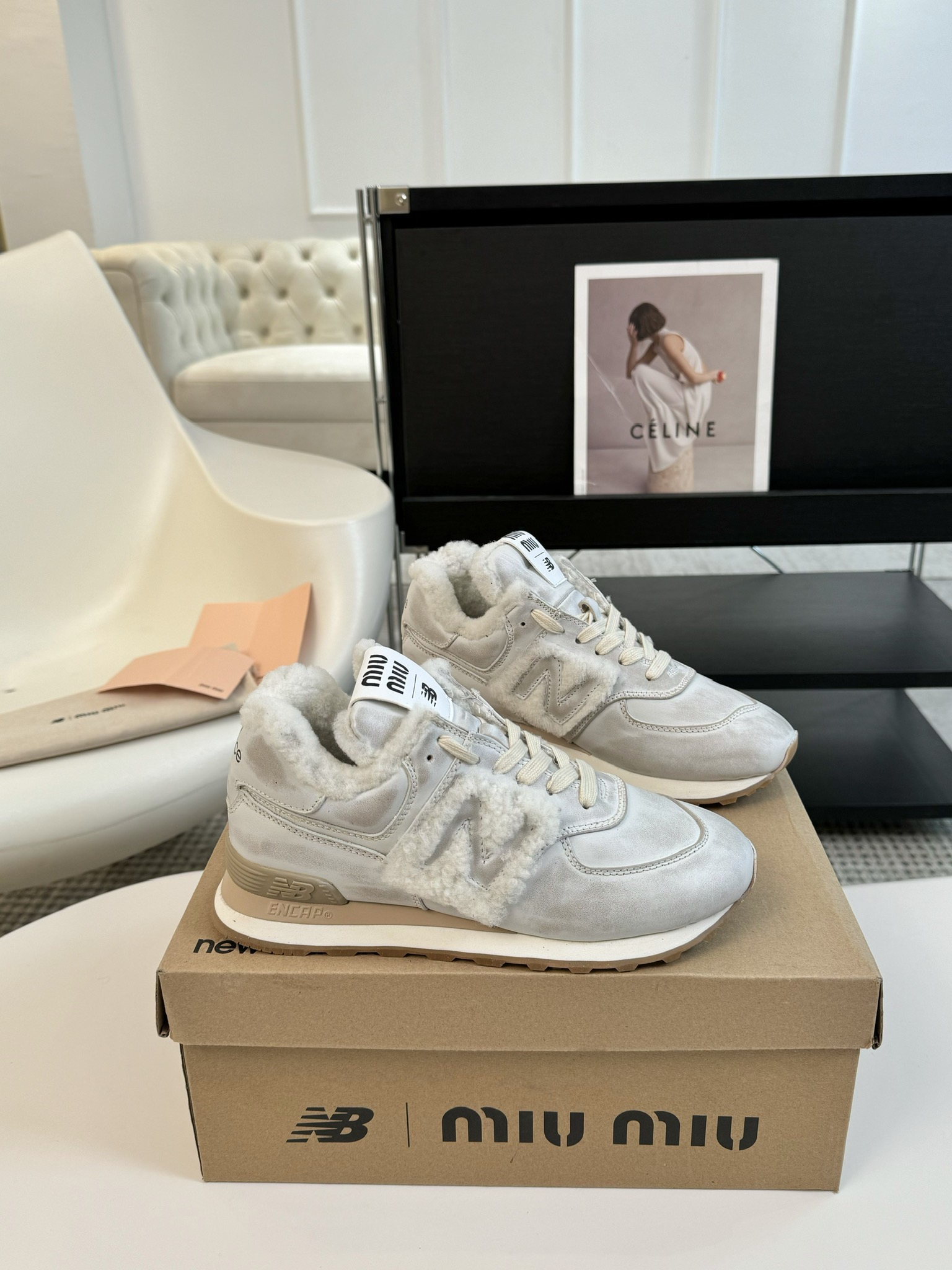 皮MiuMiu️NewBalance574联名系列各大品牌都热衷于跨界联名缪缪这次联名诚意满满非常有亮点