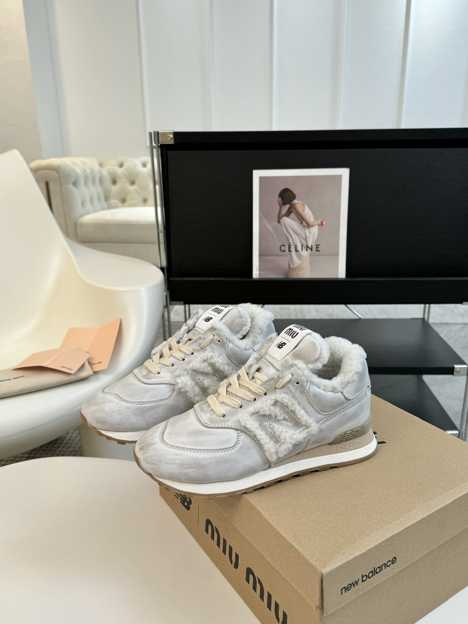 皮MiuMiu️NewBalance574联名系列各大品牌都热衷于跨界联名缪缪这次联名诚意满满非常有亮点