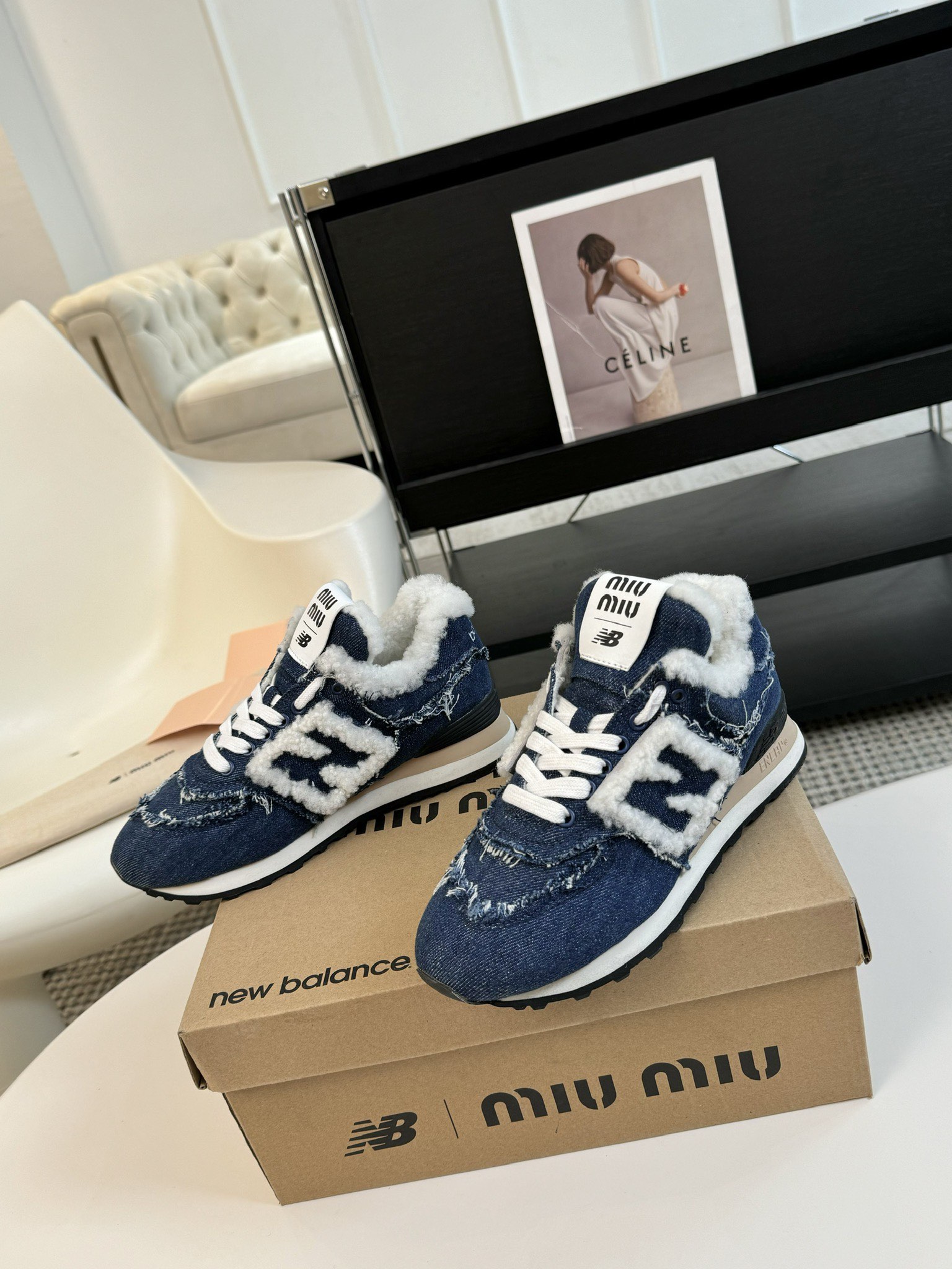 布MiuMiu️NewBalance574联名系列各大品牌都热衷于跨界联名缪缪这次联名诚意满满非常有亮点