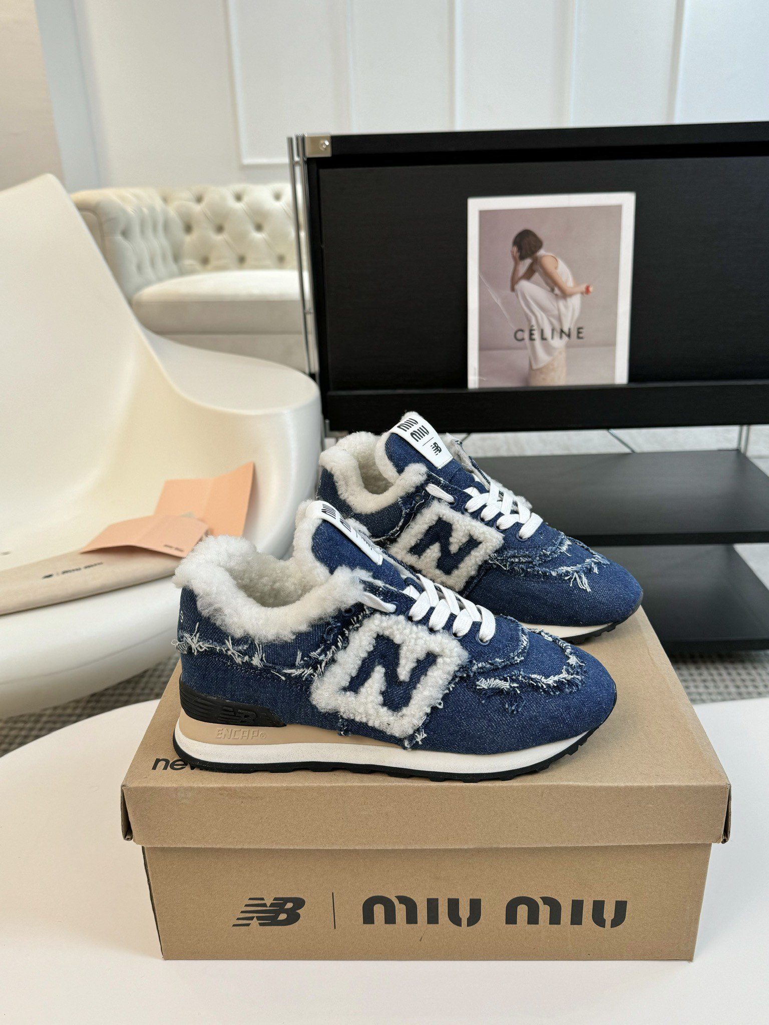 布MiuMiu️NewBalance574联名系列各大品牌都热衷于跨界联名缪缪这次联名诚意满满非常有亮点