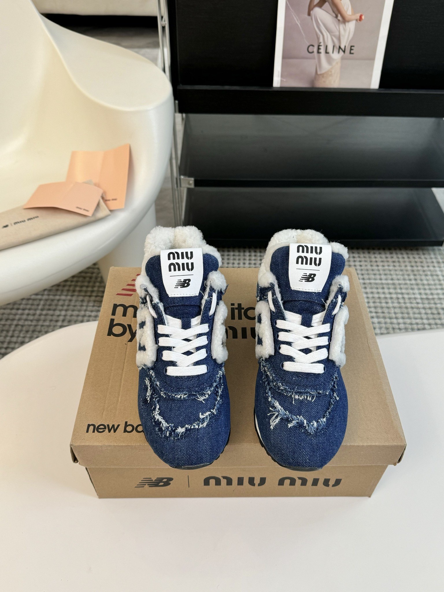 布MiuMiu️NewBalance574联名系列各大品牌都热衷于跨界联名缪缪这次联名诚意满满非常有亮点